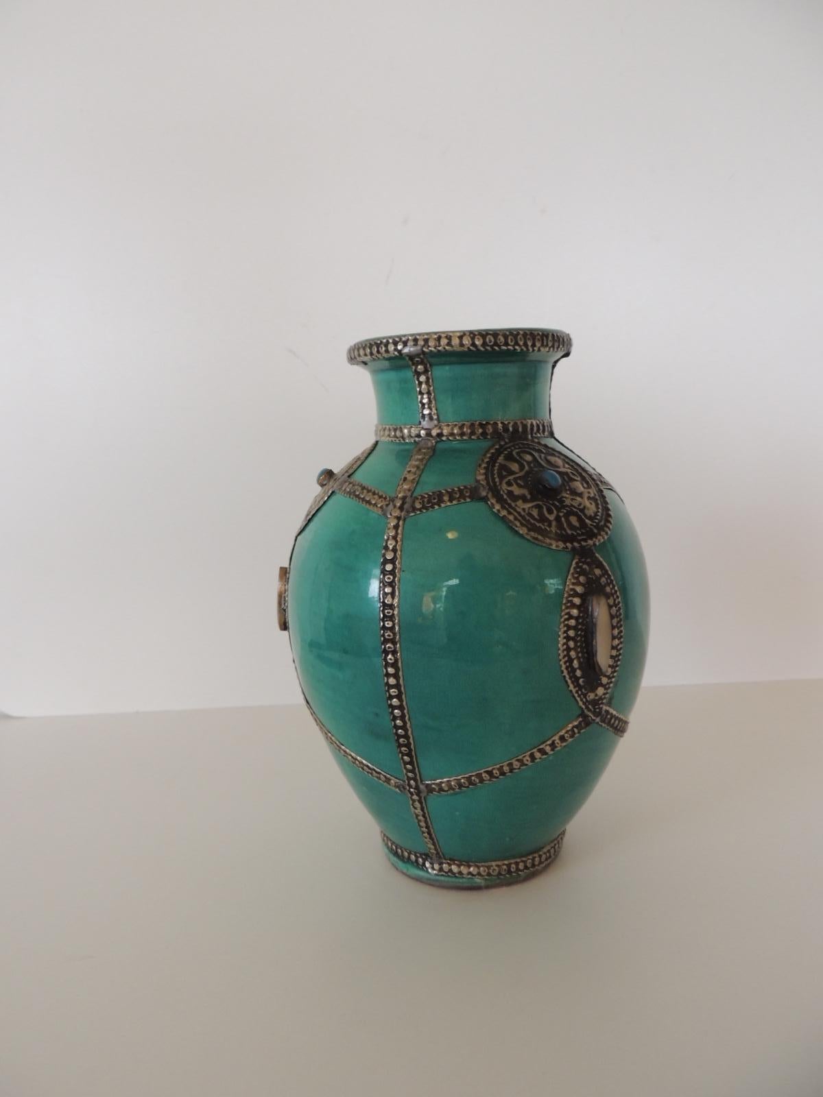 Round Kelly green terracotta Moroccan vase.
Adorned with metal details and faux stones all around.
Size: 6