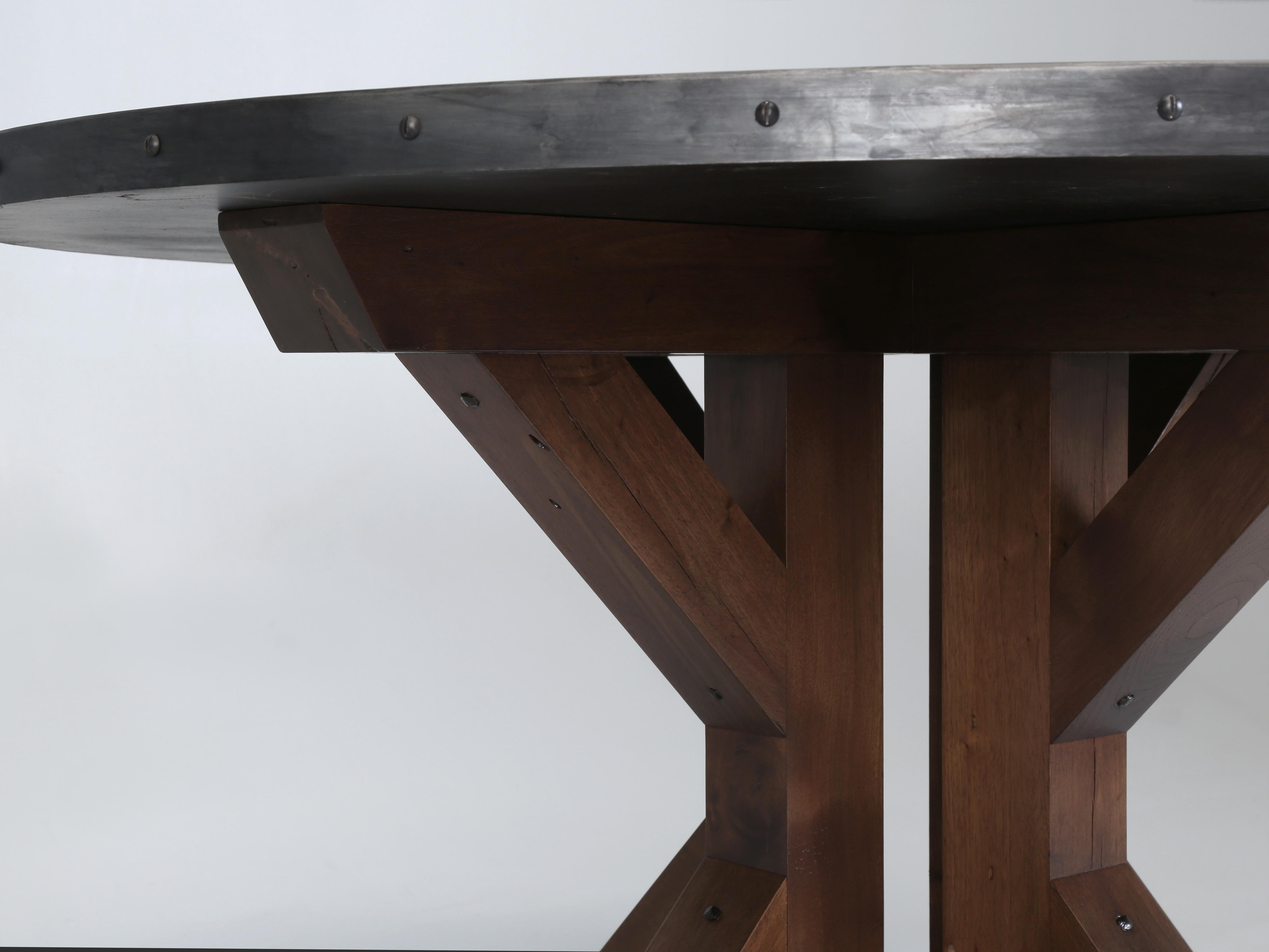 XXIe siècle et contemporain Table de cuisine ronde Plateau en zinc vieilli Base en noyer massif Disponible dans toutes les dimensions en vente