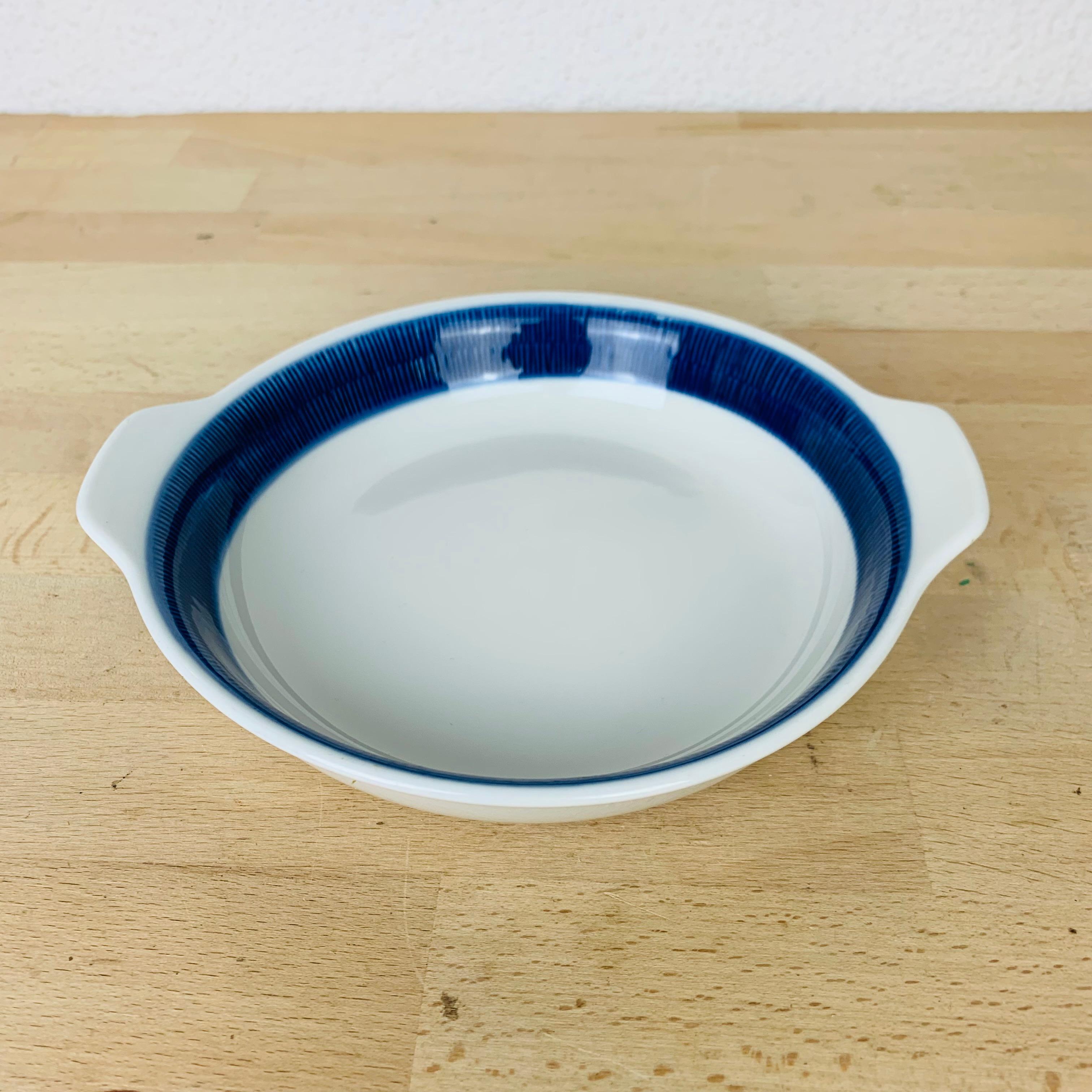 Koka round platter by Hertha Bengtson for Rörstrand Sweden, manufactured in the 1960's. 

Slight wear due to its age and use, no chip, no crack. 

Measurements :  diameter 17, 5 cm, total width 19, 5 cm, height 4 cm.