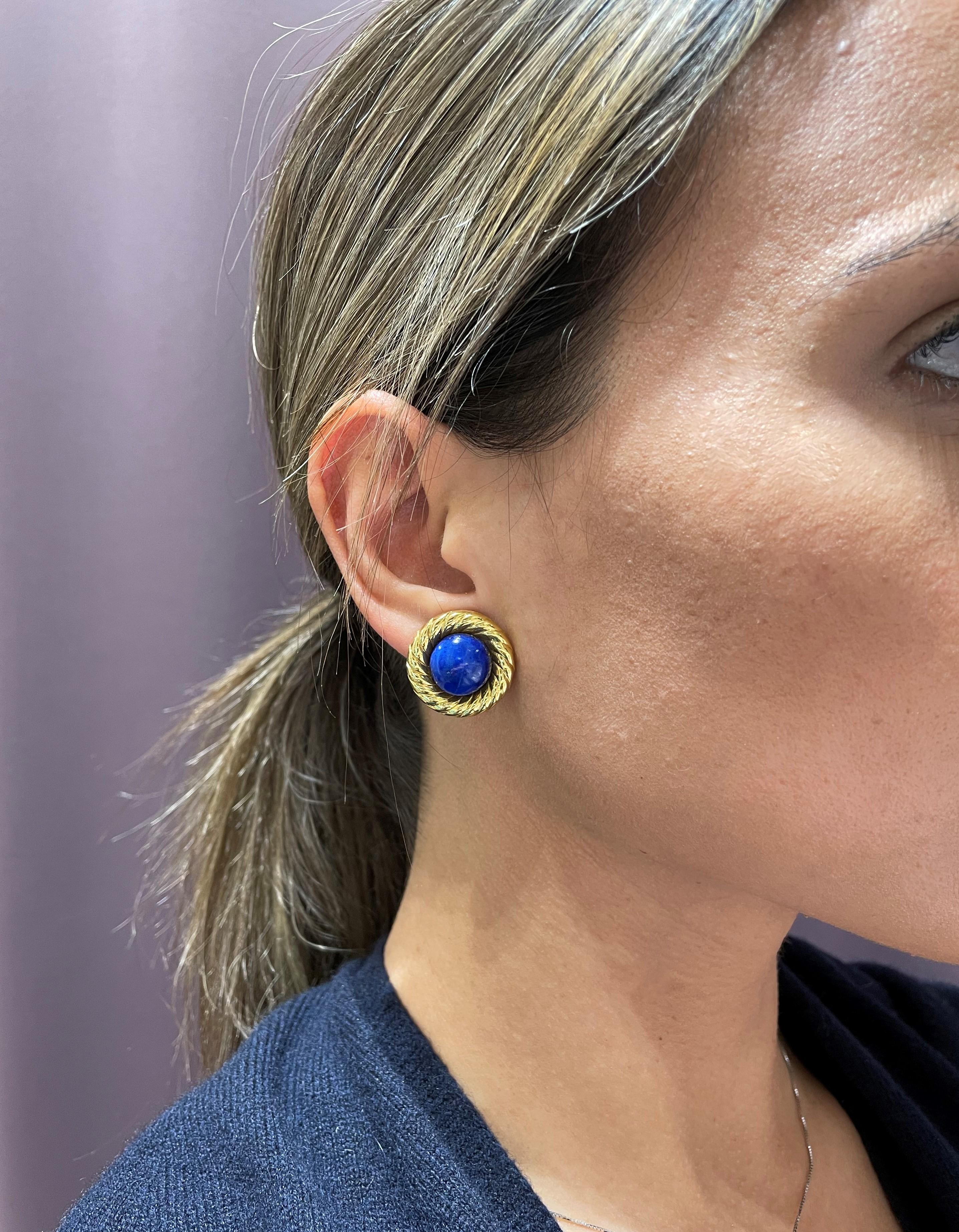 Rosior Vintage Lapis Lazuli Clip Earrings set in Yellow Gold.
Light weight.
Can be adapted to non pierced ears.
Stamped by the portuguese assay office as 19,2k gold.
Stamped with Rosior hallmark.
Loyal to artisanal techniques, Rosior master
