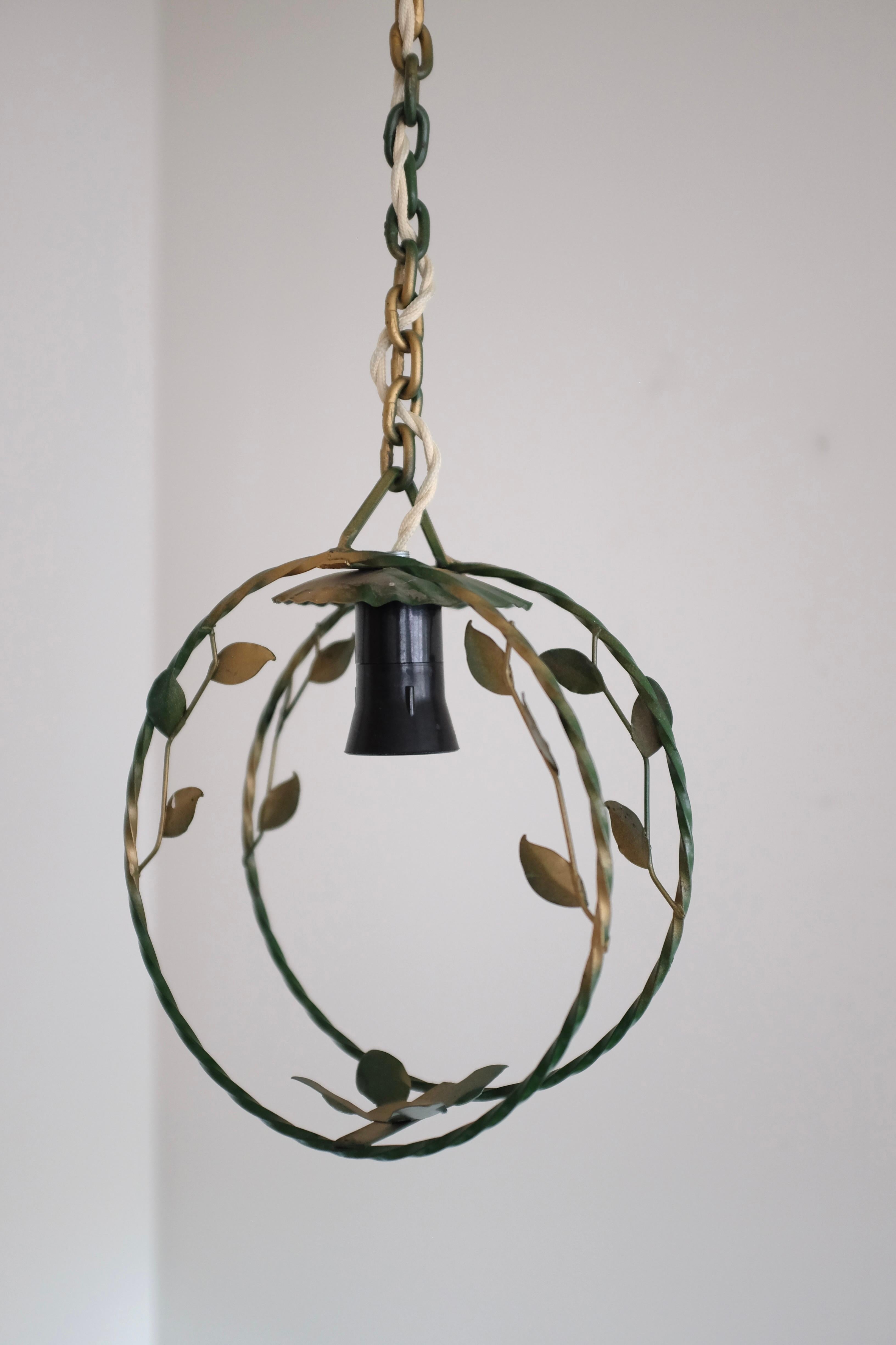 Incantevole ciondolo svedese vintage da esterno in metallo con ornamenti a forma di foglia di colore verde. L'ornamento a forma di foglia decora la parte superiore di due cerchi in metallo ritorto che si uniscono in alto e in basso. Il baldacchino