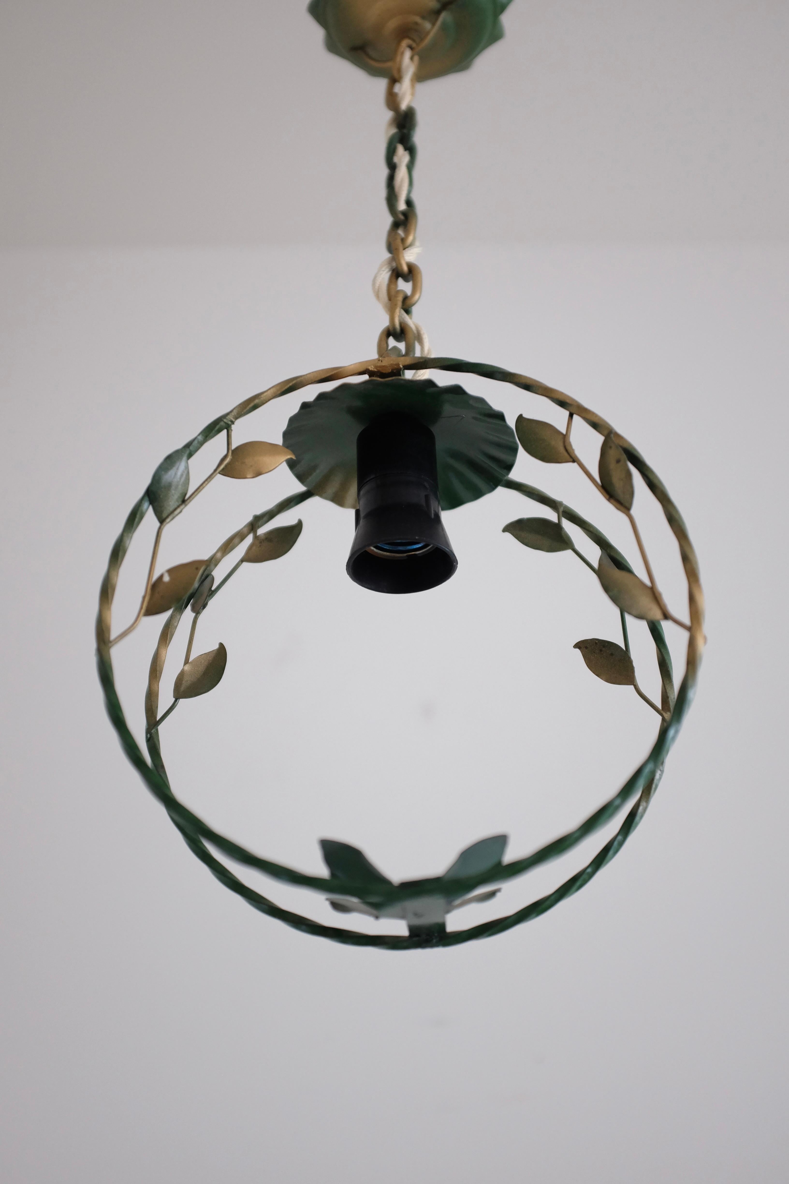 Scandinavo moderno Ciondolo da esterno decorato a foglie rotonde in vendita