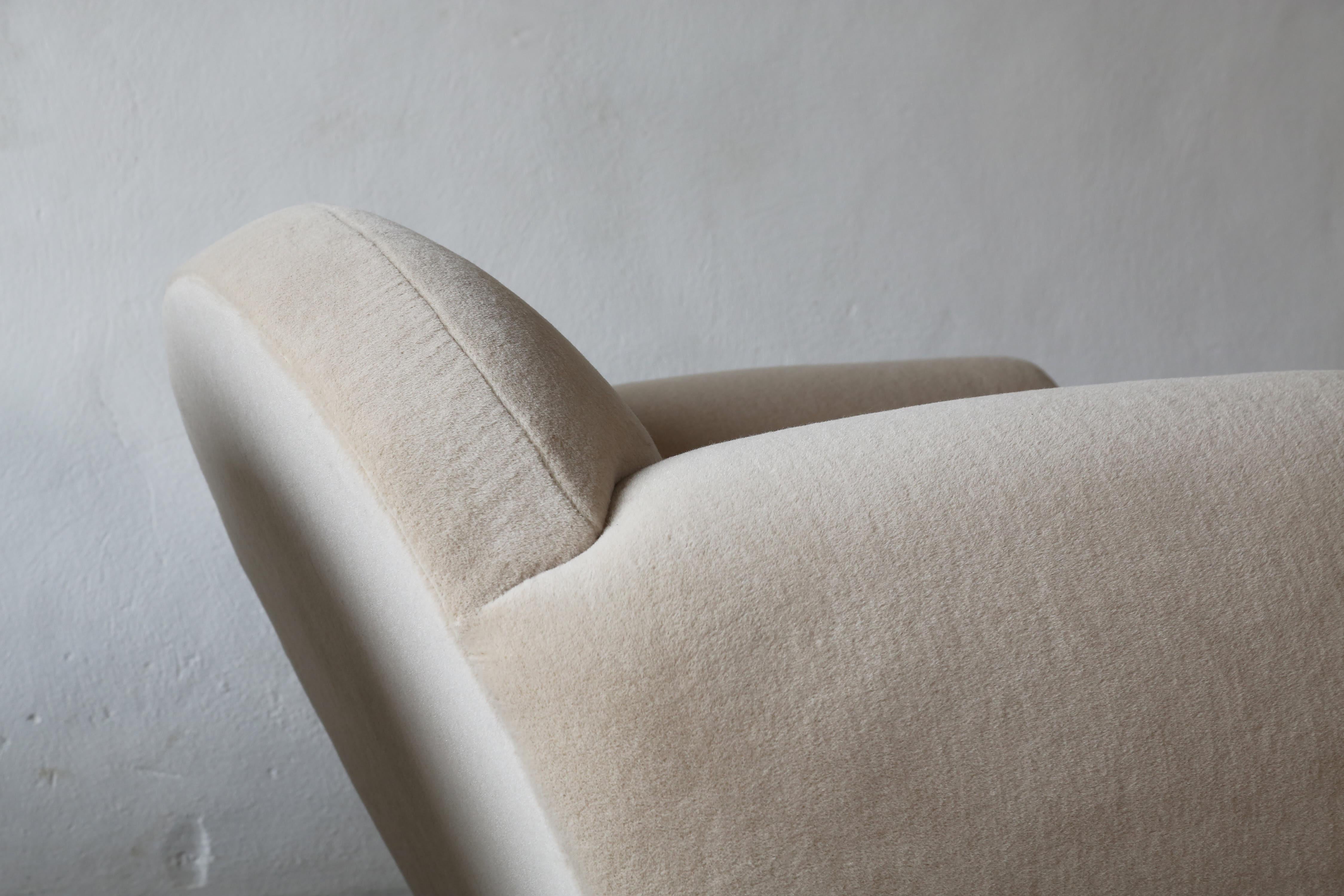 Round Leaning Club Chair and Ottoman in Alpaca In Good Condition For Sale In LEWES, GB
