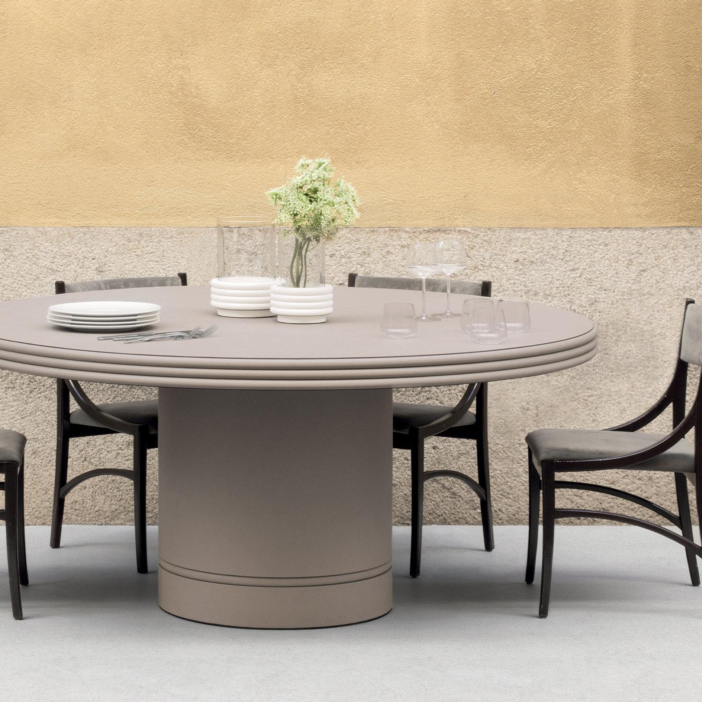 Contemporary leather round dining table - Scala by Stephane Parmentier for Giobagnara.
The object presented in the image has following finish: F06 Ivory Nappa Leather.

Entirely covered in ivory nappa leather, this imposing dining table is part