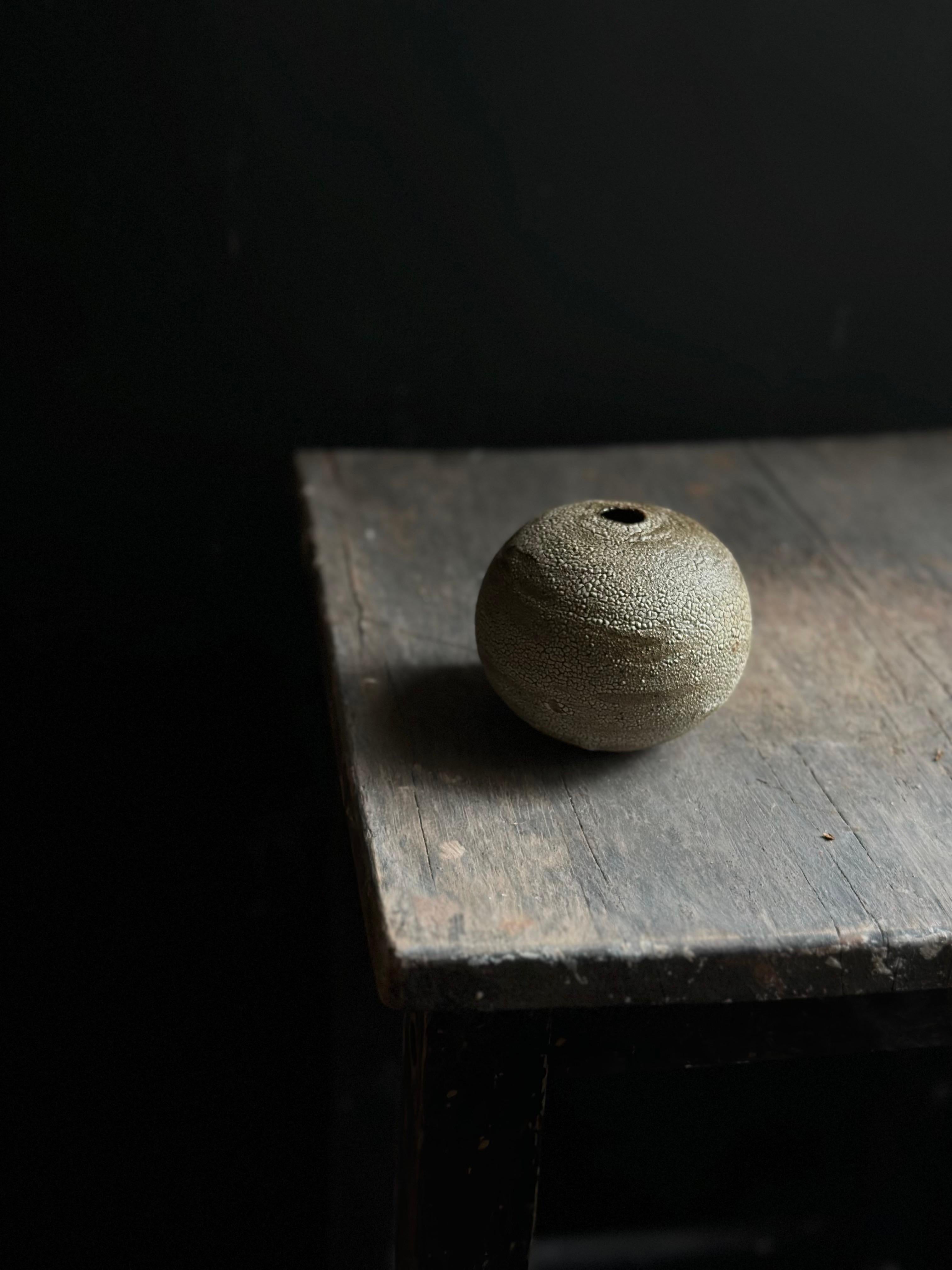 Round Leather Lizard Textured Ceramic Bud Vase 3