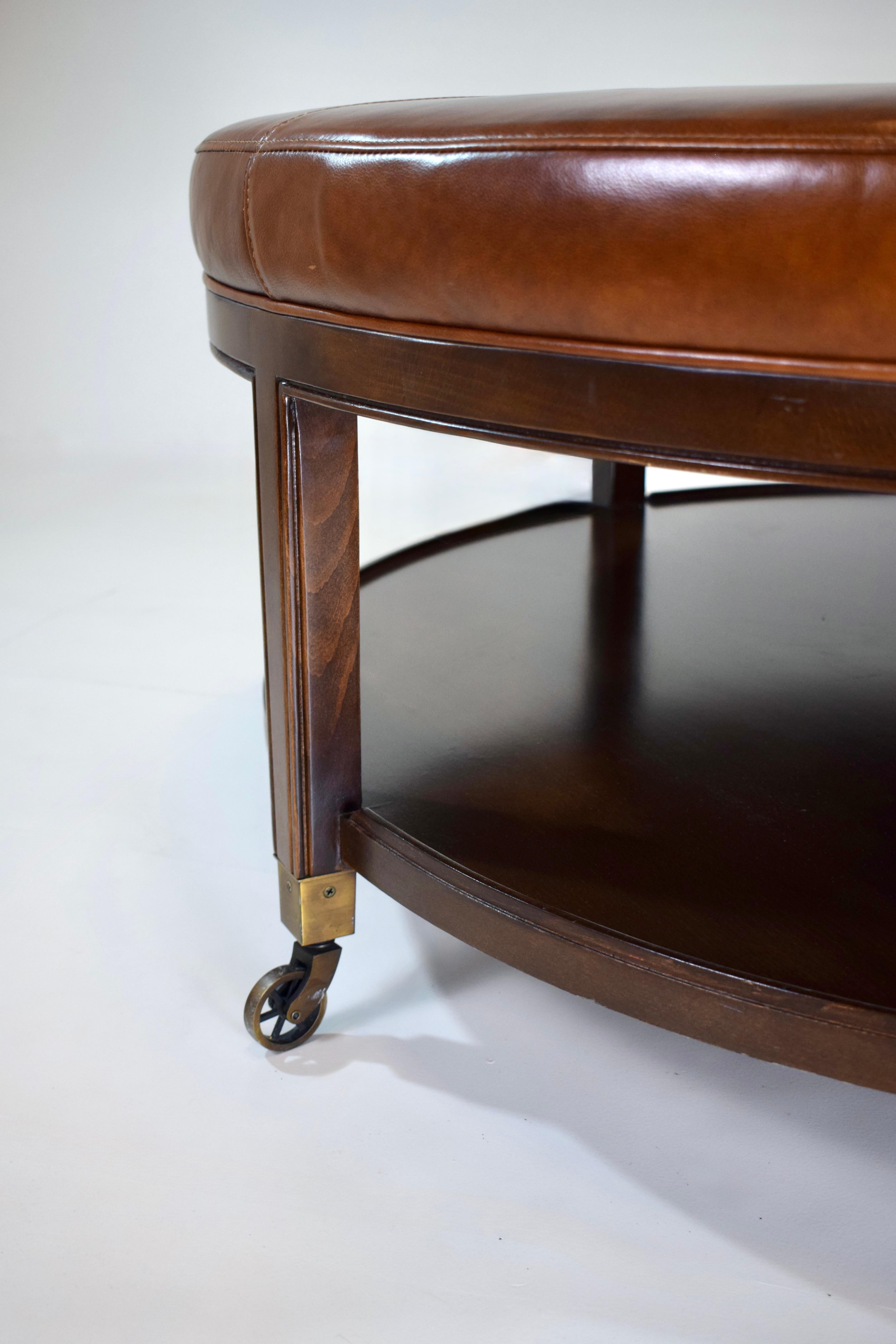 Postmoderne Pouf rond en cuir sur roulettes en laiton en vente