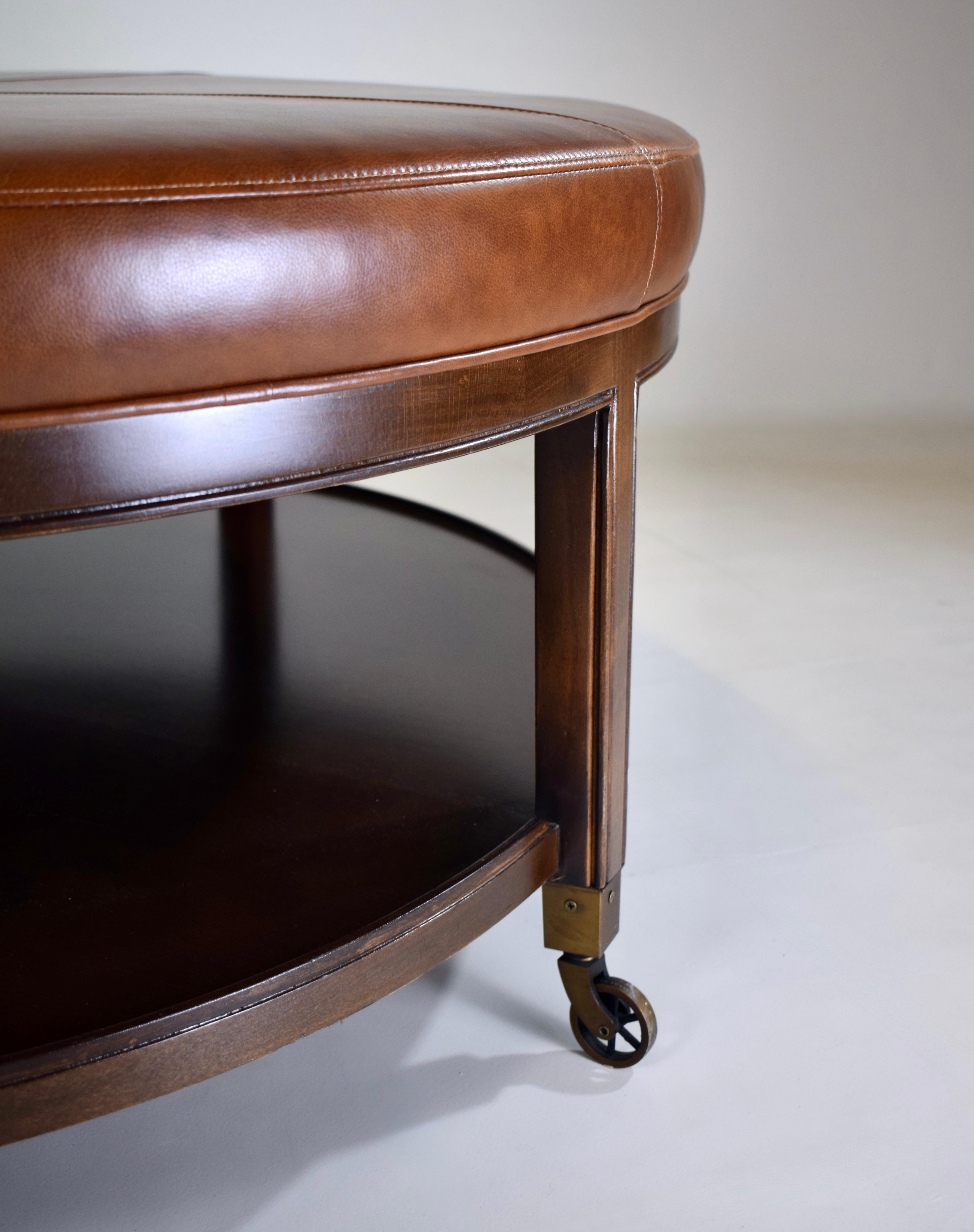 Pouf rond en cuir sur roulettes en laiton Bon état - En vente à Southampton, NJ
