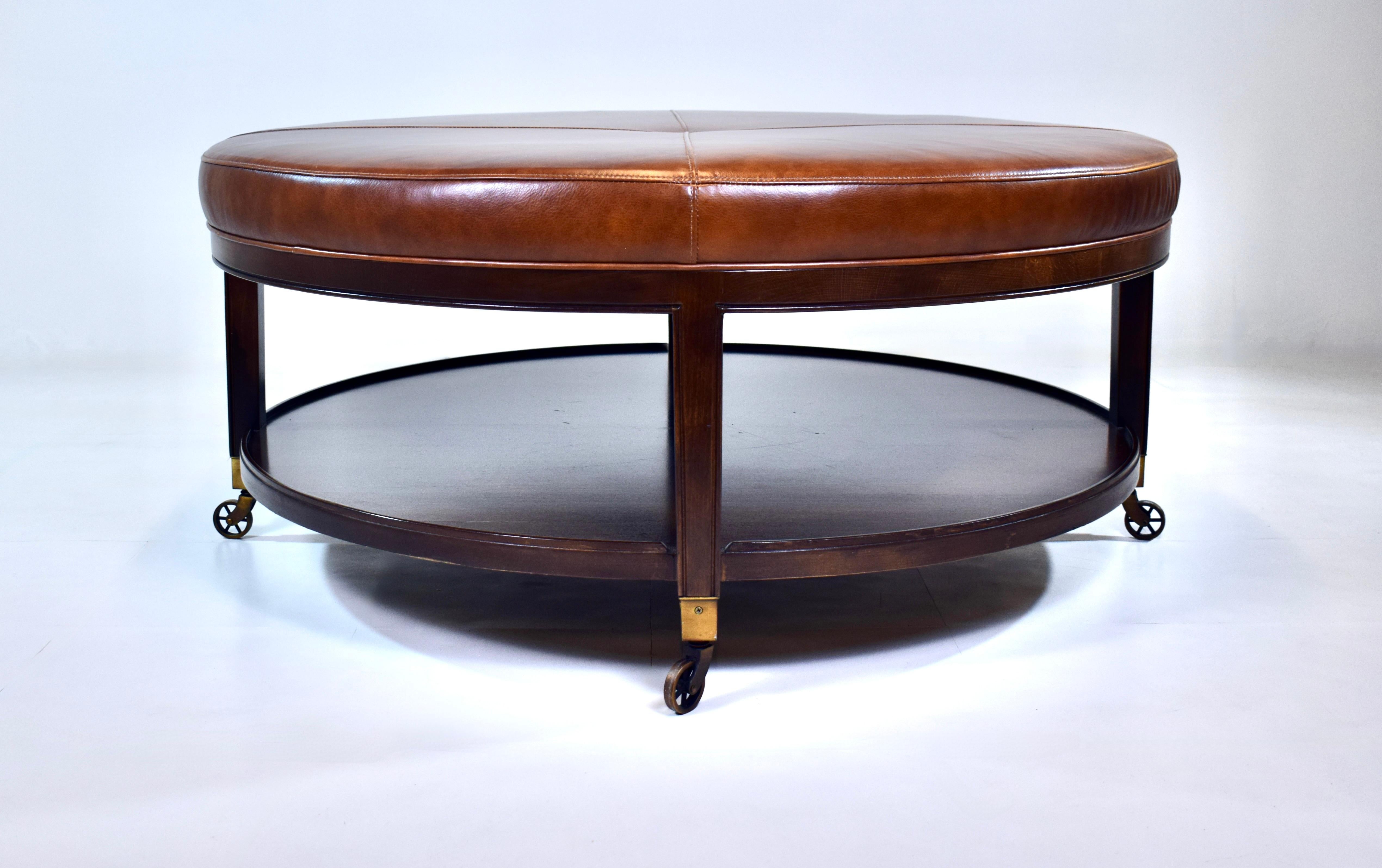 XXIe siècle et contemporain Pouf rond en cuir sur roulettes en laiton en vente