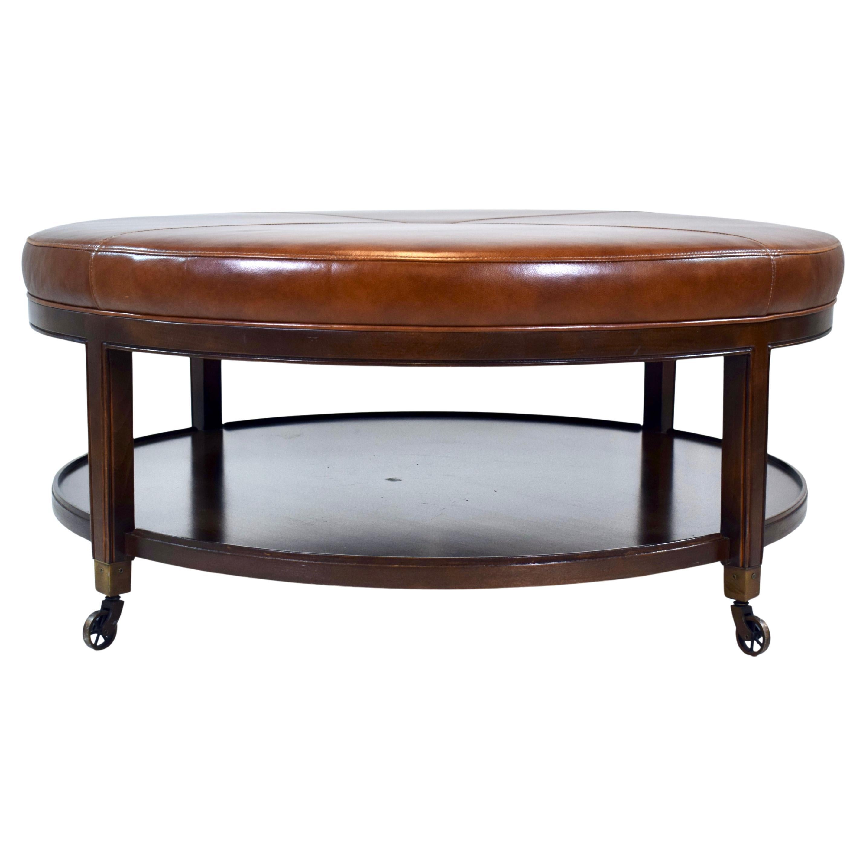 Pouf rond en cuir sur roulettes en laiton