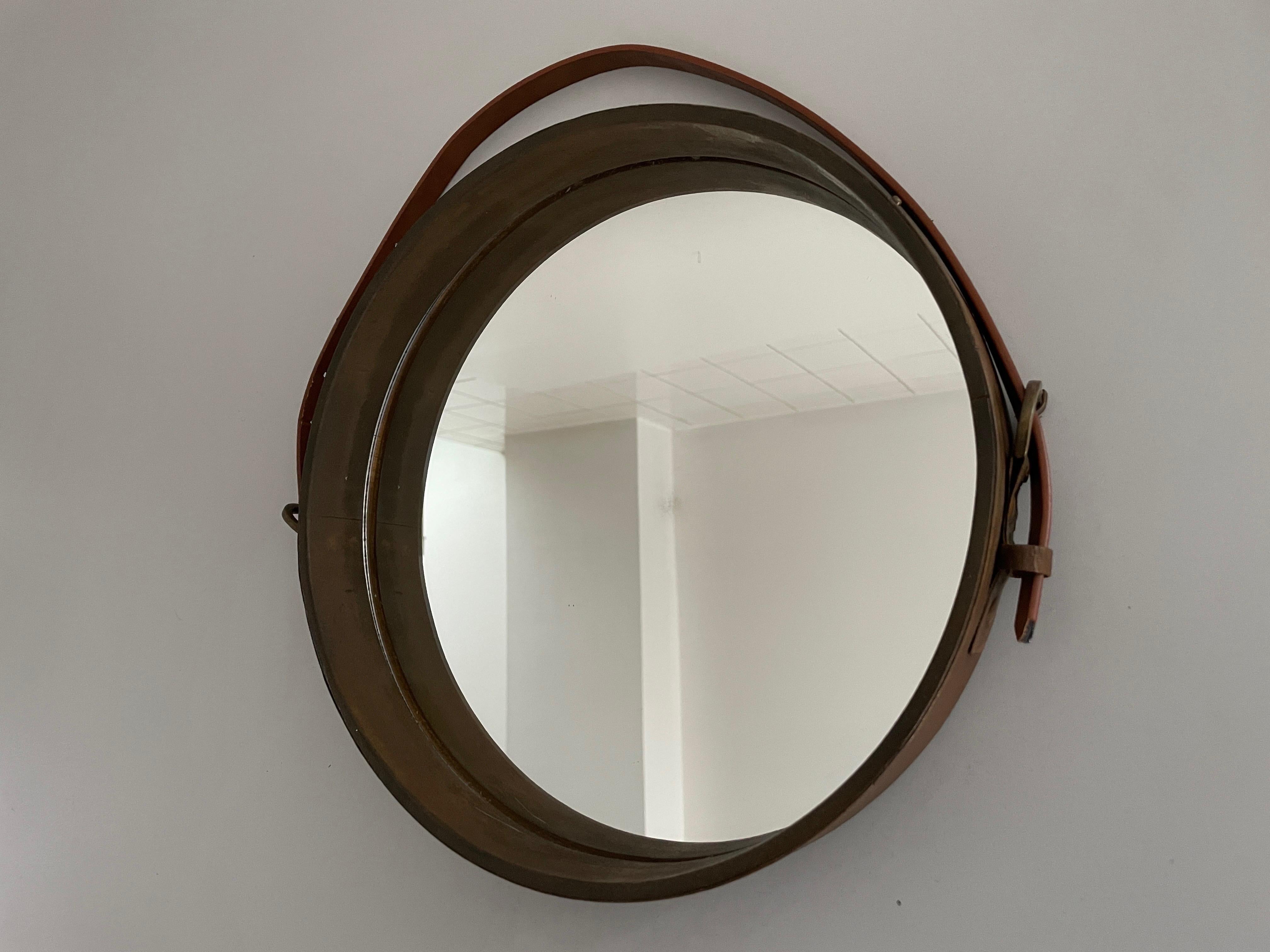 Round Leather Wall Mirror with Leather Strap, 1960s, Italy In Excellent Condition For Sale In Hagenbach, DE