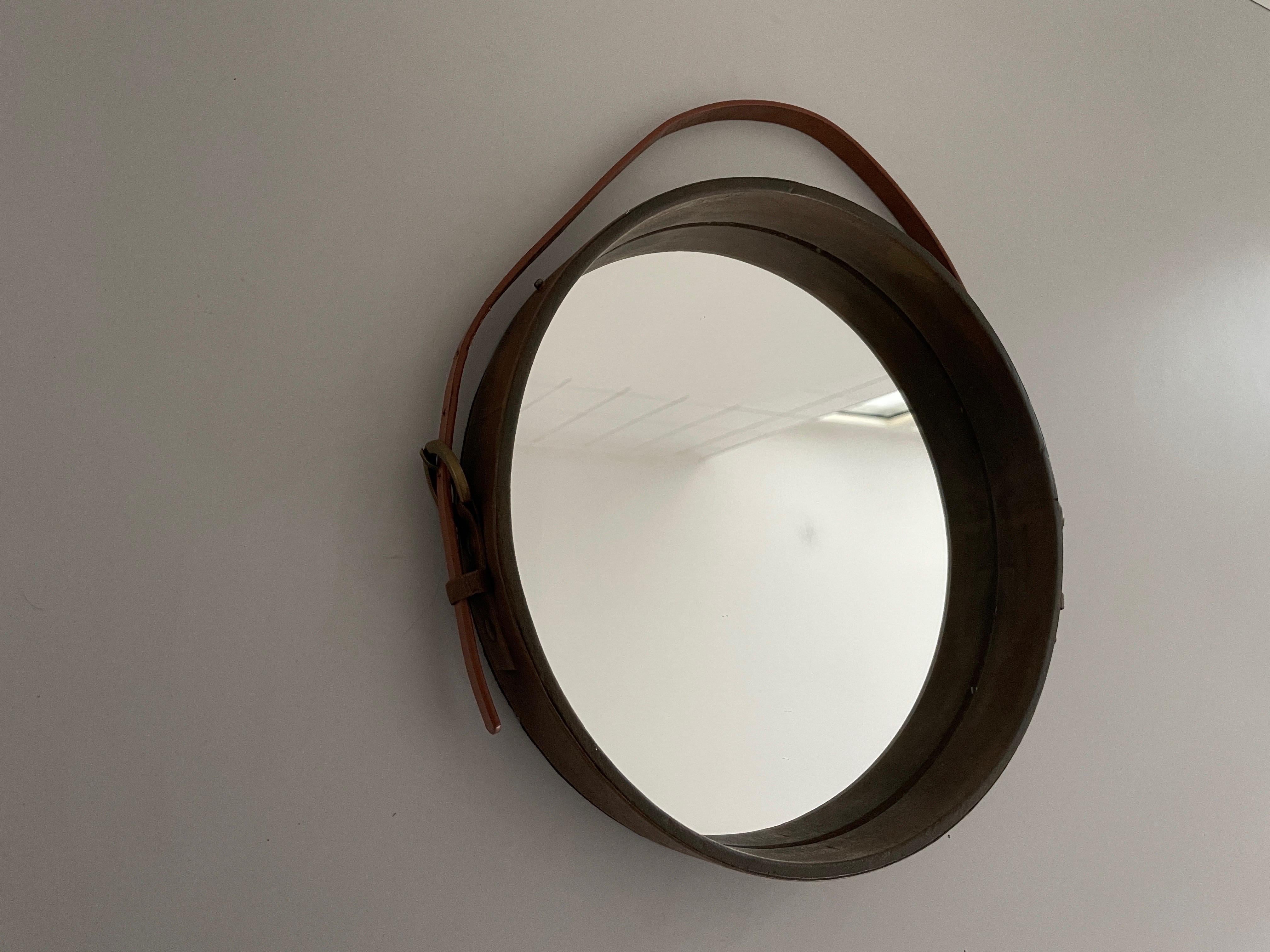 Mid-20th Century Round Leather Wall Mirror with Leather Strap, 1960s, Italy For Sale