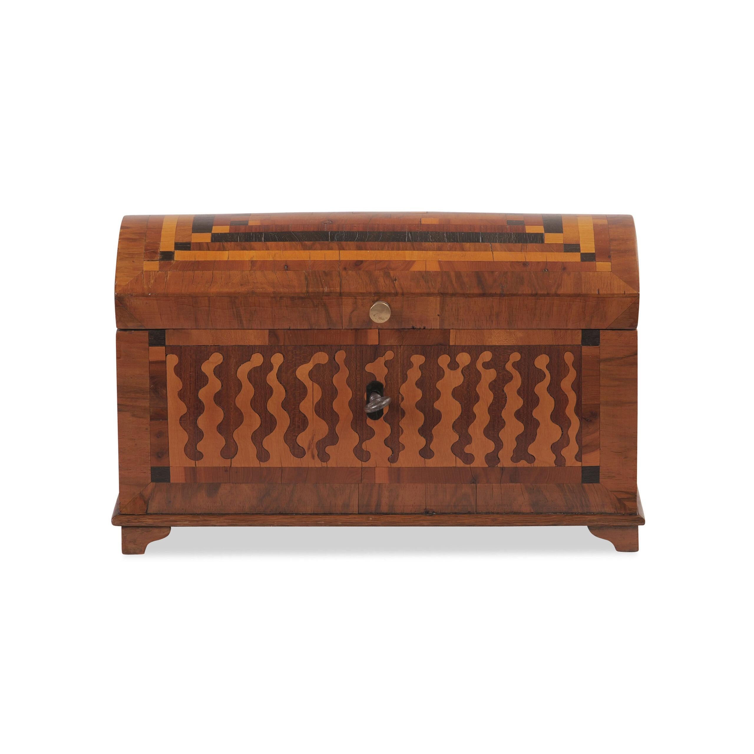 

Cercueil
Coffret, France, vers 1780/90, couvercle rond avec bouton en laiton, divers bois précieux plaqués et marqués, état patiné

Dimensions :

Hauteur : 21 cm

Largeur : 34,5 cm

Profondeur : 18 cm