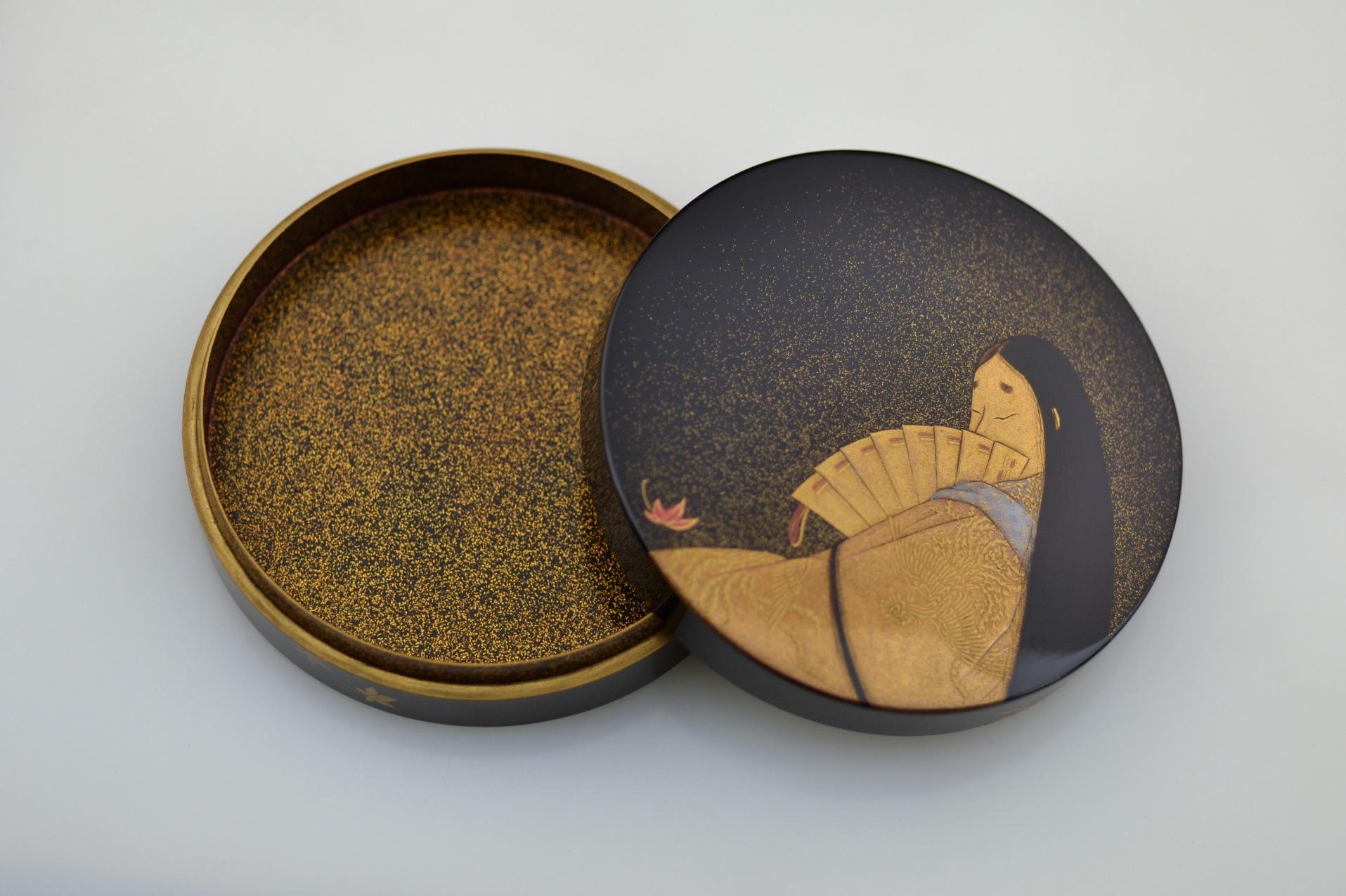 This luxurious maki-e incense box was made by the great pre-war Taishō/Shōwa-period lacquer master Imaizumi Seishi. Against a black-lacquered and gold-spinkled polished togidashi background, the exterior of the box is finished with a delicate