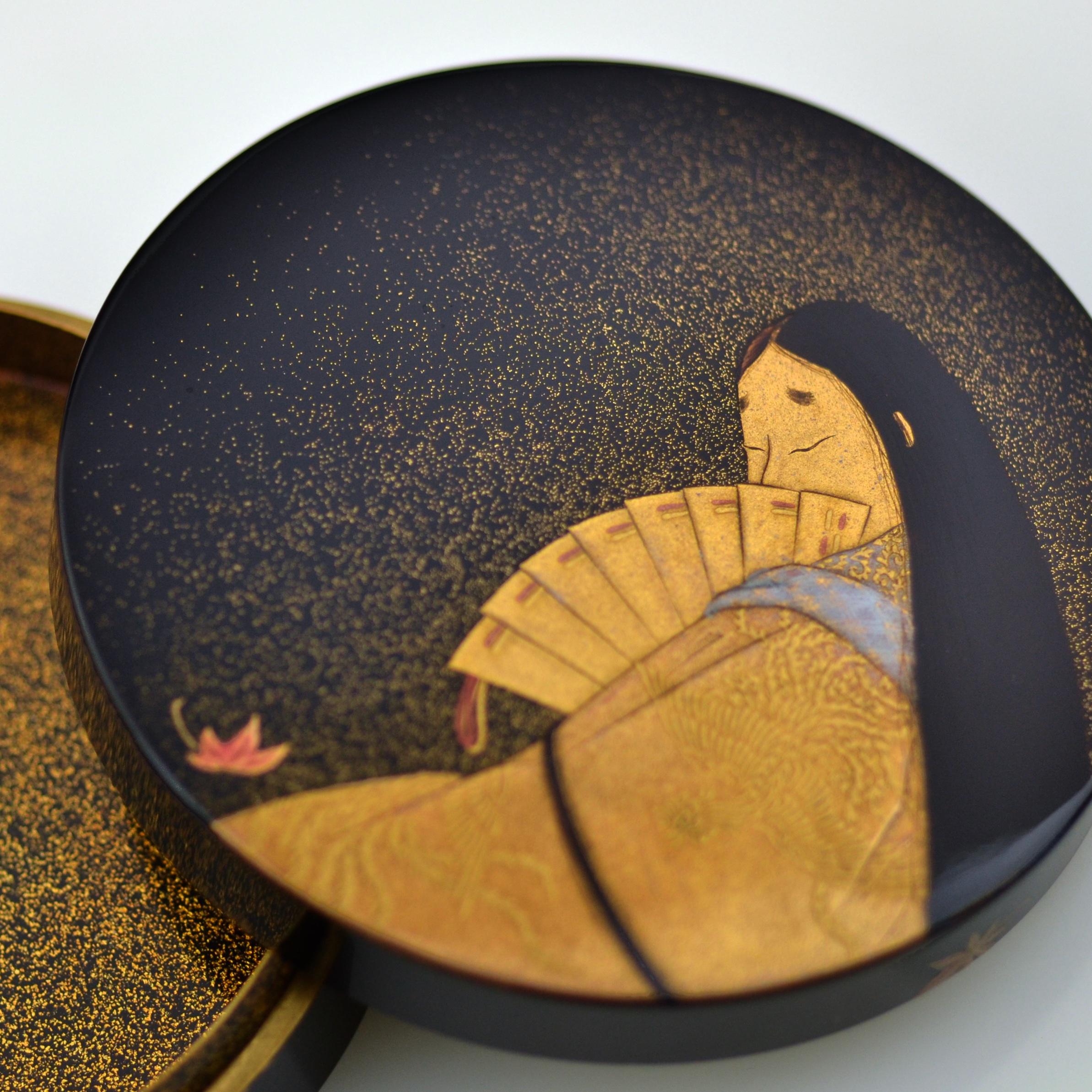 Japanese Lidded Gold Lacquer Box with Depiction of Murasaki Shikibu by Imaizumi Seishi For Sale