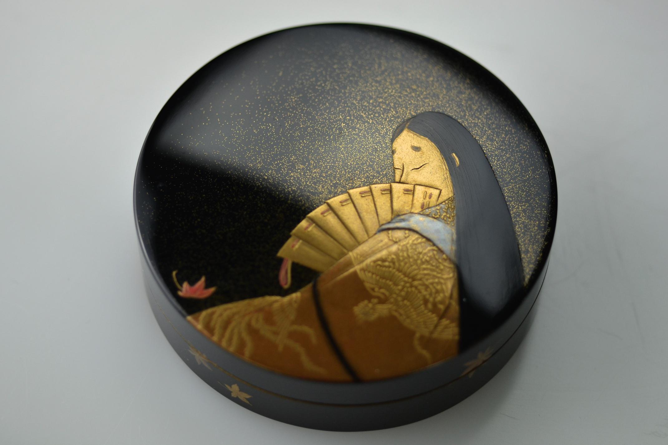 Lacquered Lidded Gold Lacquer Box with Depiction of Murasaki Shikibu by Imaizumi Seishi For Sale