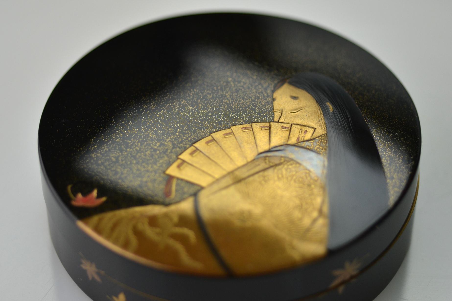 Lidded Gold Lacquer Box with Depiction of Murasaki Shikibu by Imaizumi Seishi In Excellent Condition For Sale In Berlin, Berlin