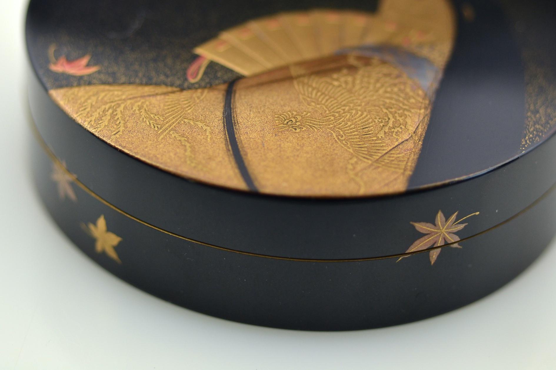 Early 20th Century Lidded Gold Lacquer Box with Depiction of Murasaki Shikibu by Imaizumi Seishi For Sale