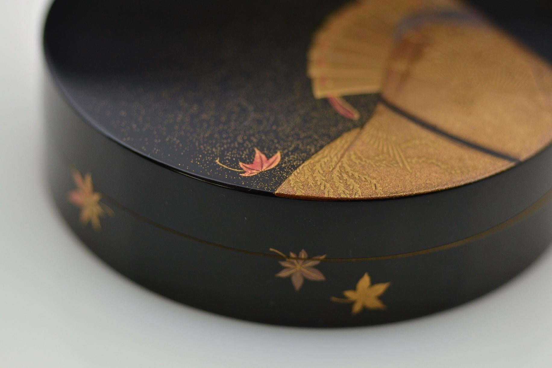 Lidded Gold Lacquer Box with Depiction of Murasaki Shikibu by Imaizumi Seishi For Sale 1