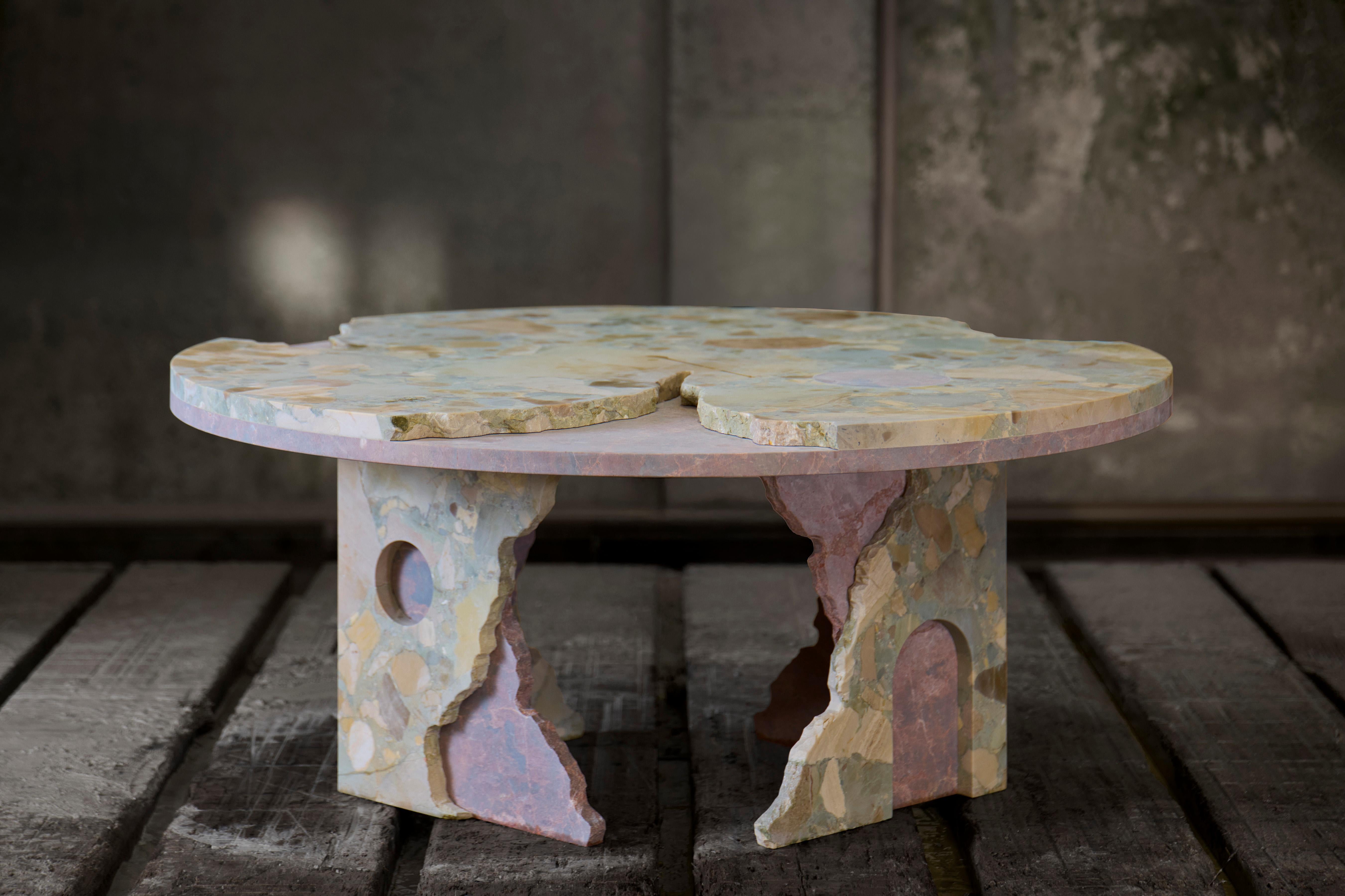 Organique Table basse ronde en marbre organique vert & Greene & Greene en vente