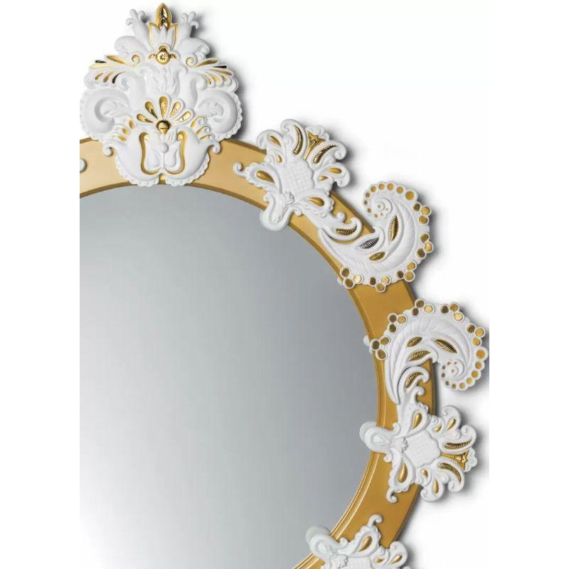 Limited series circular mirror with gilded lacquered wooden frame and white porcelain parts with gold sheen.

Mirrors that reinvent every space in the home. Porcelains in original finishes and colors that fit in the most diverse decorative