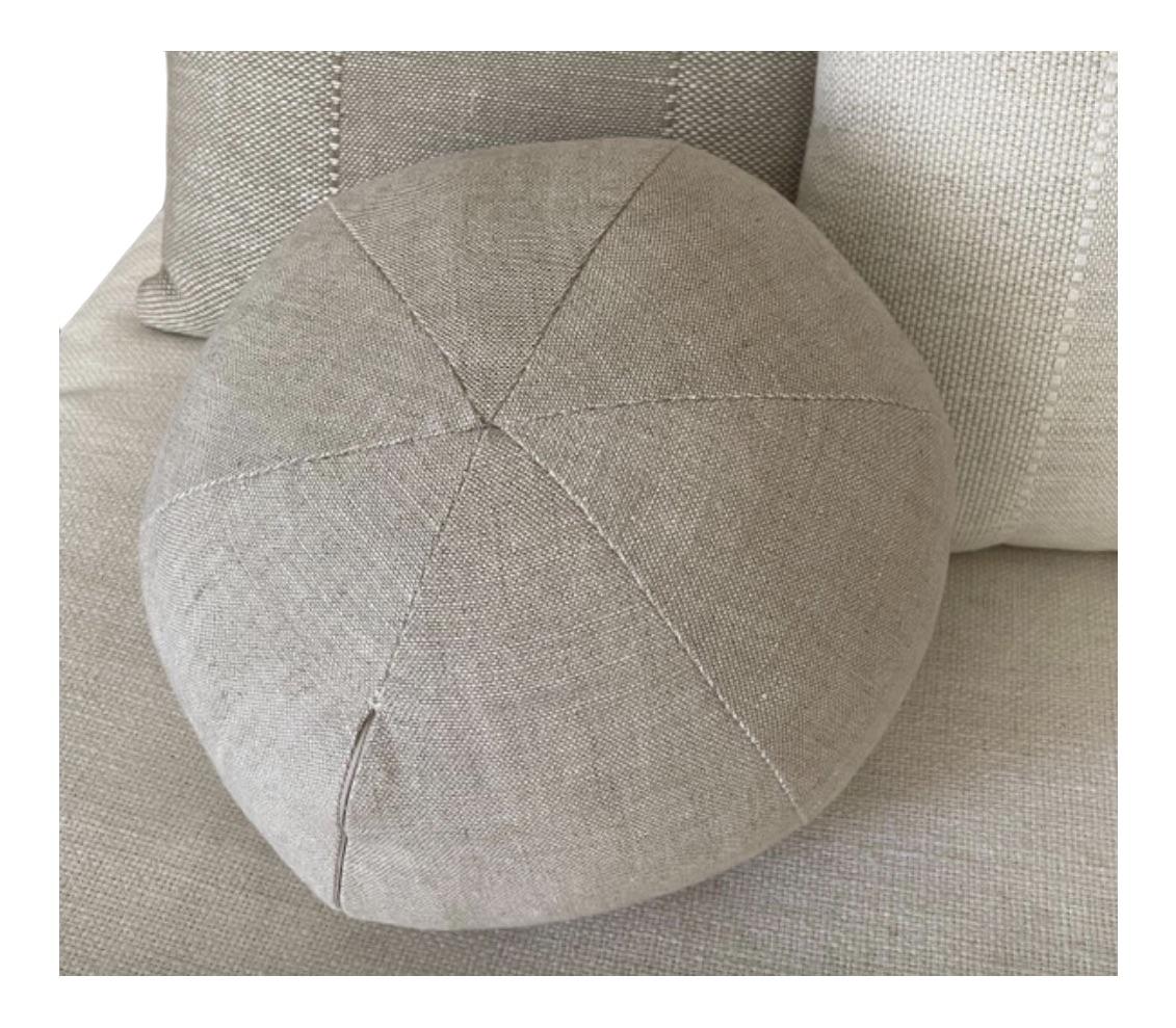Round Linen Pillow In Excellent Condition For Sale In New York, NY