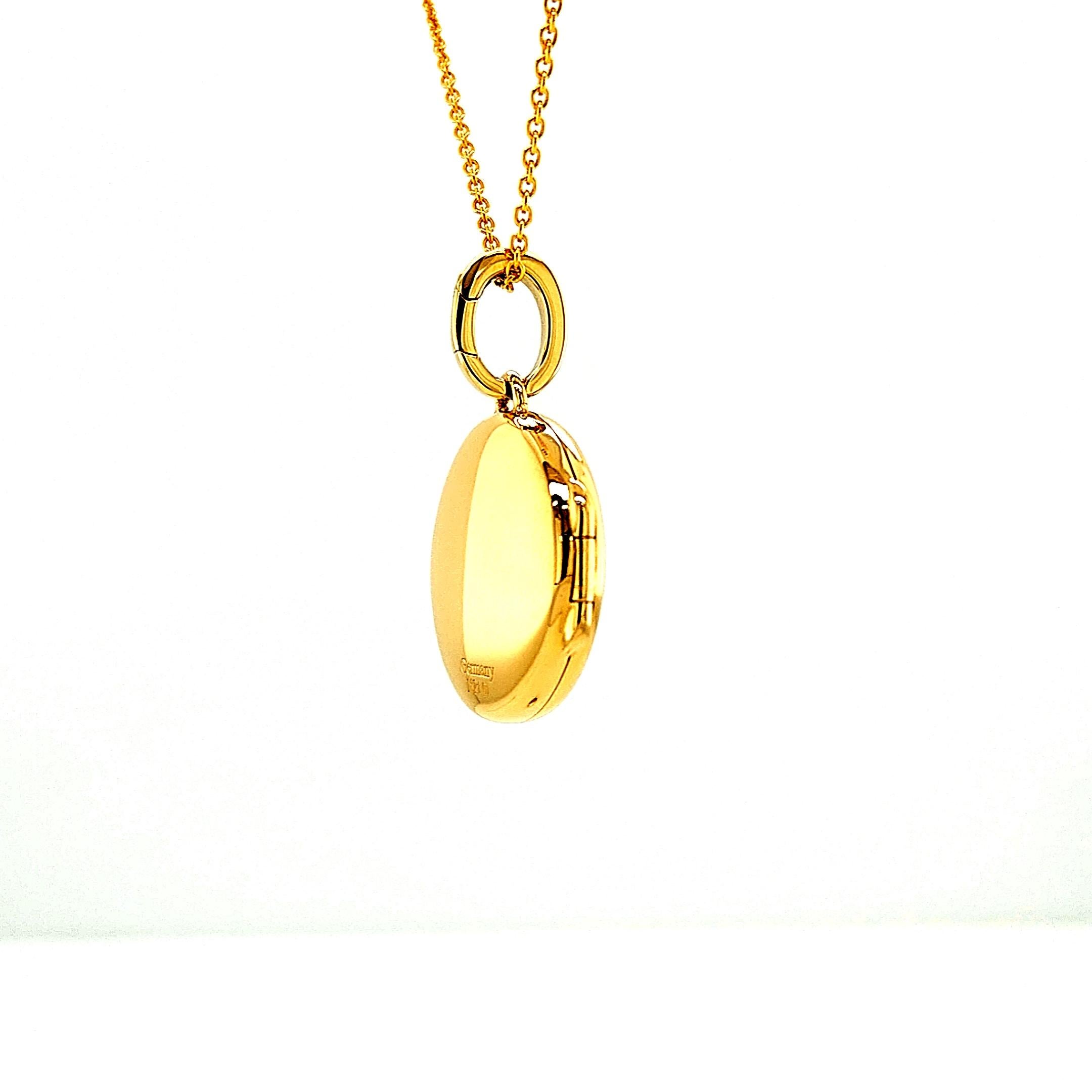 Women's Customizable Round Polished Pendant Locket - 18k Yellow Gold - Diameter 26.0 mm For Sale