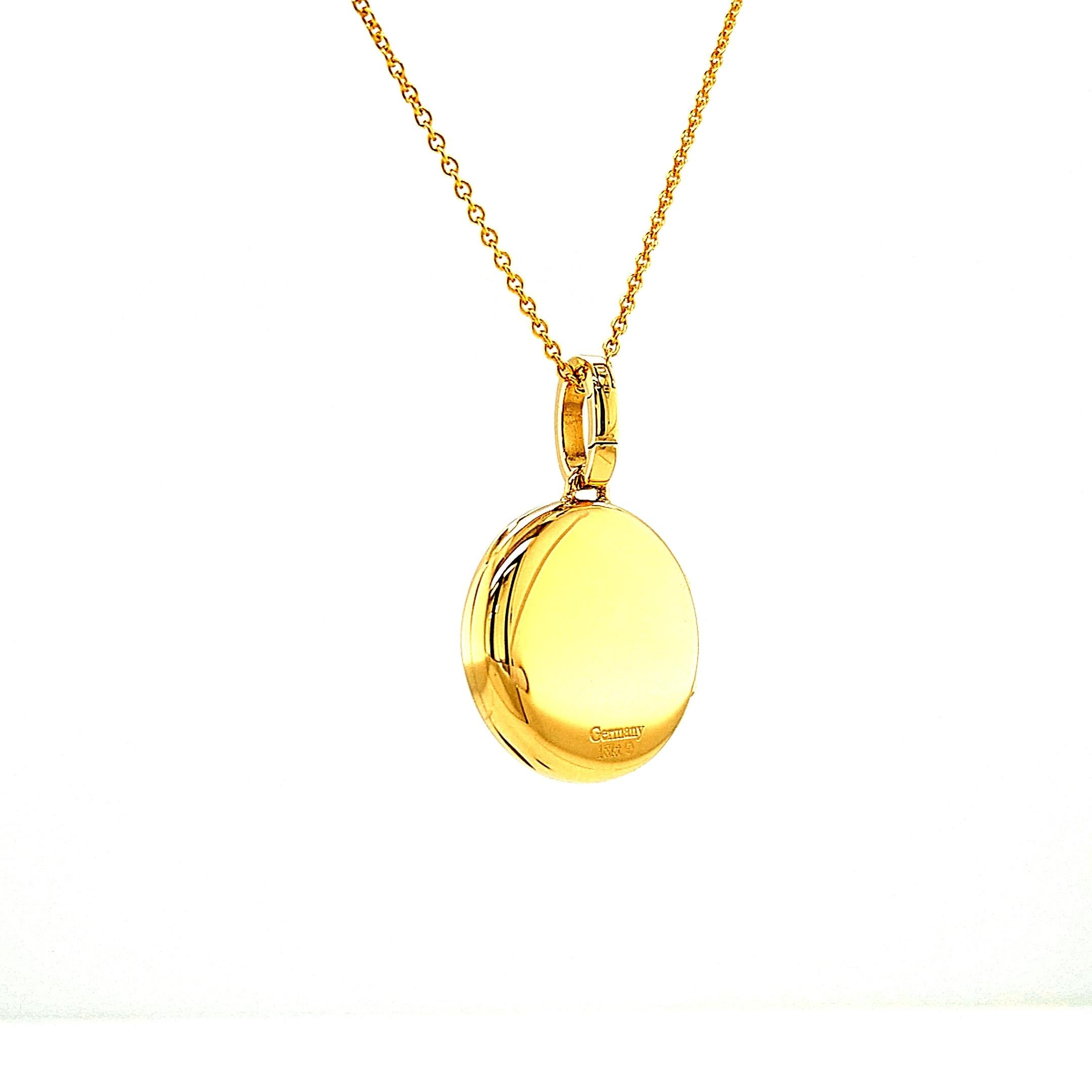 Customizable Round Polished Pendant Locket - 18k Yellow Gold - Diameter 26.0 mm In New Condition For Sale In Pforzheim, DE