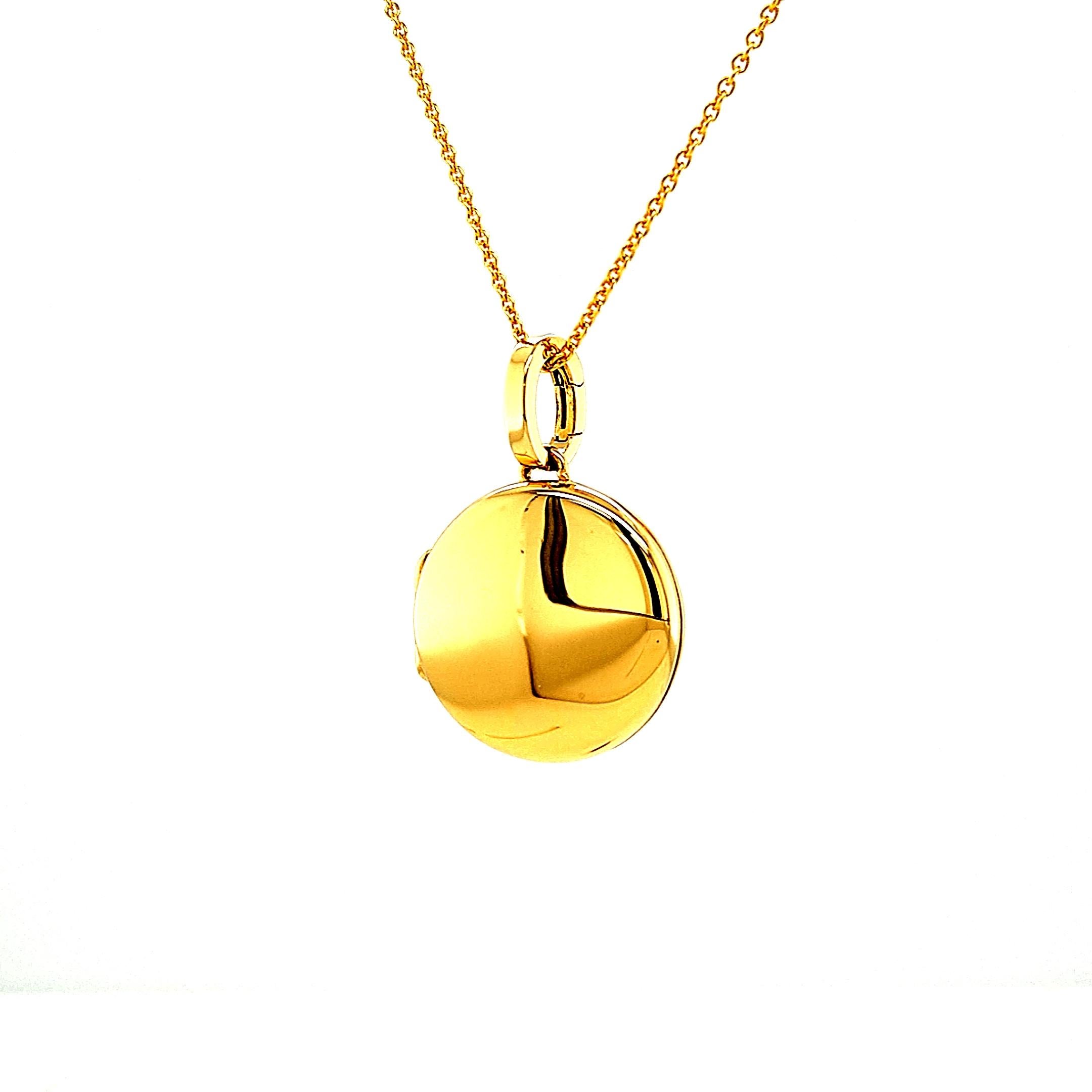 Victor Mayer customizable round polished pendant locket 18k yellow gold, Hallmark Collection, diameter app. 26.0 mm

About the creator Victor Mayer
Victor Mayer is internationally renowned for elegant timeless designs and unrivalled expertise in