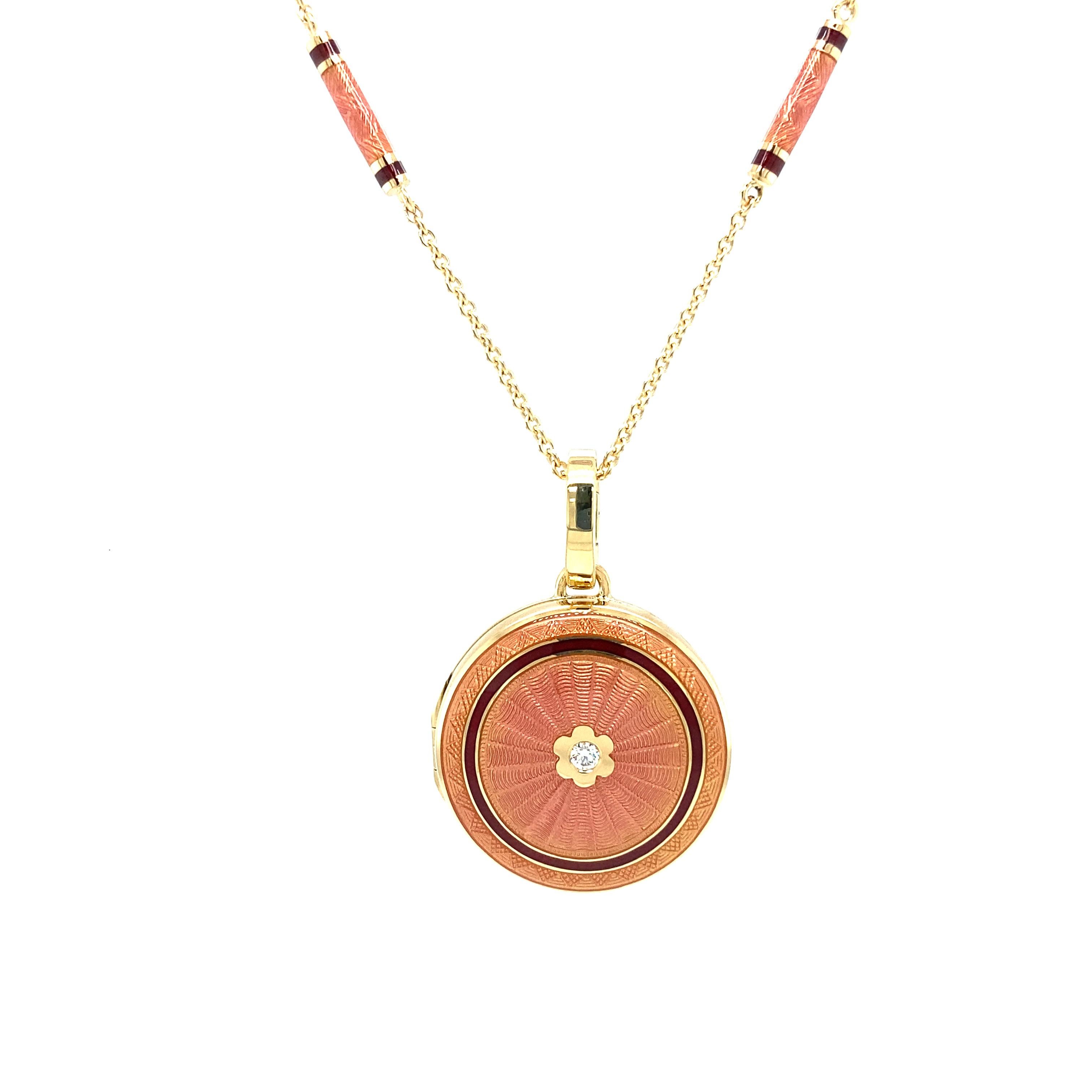 Pendentif médaillon rond en or jaune 18 carats, émail rose et rouge vitreux et 1 diamant 0,03 carat Pour femmes en vente