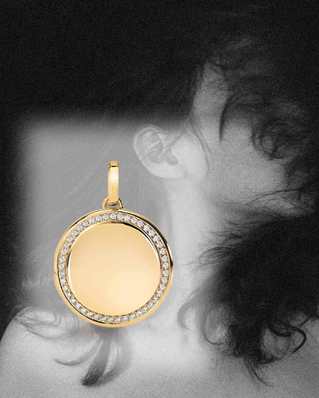 Taille brillant Pendentif médaillon rond en or jaune poli 18 carats avec 45 diamants 0,54 carat G VS en vente