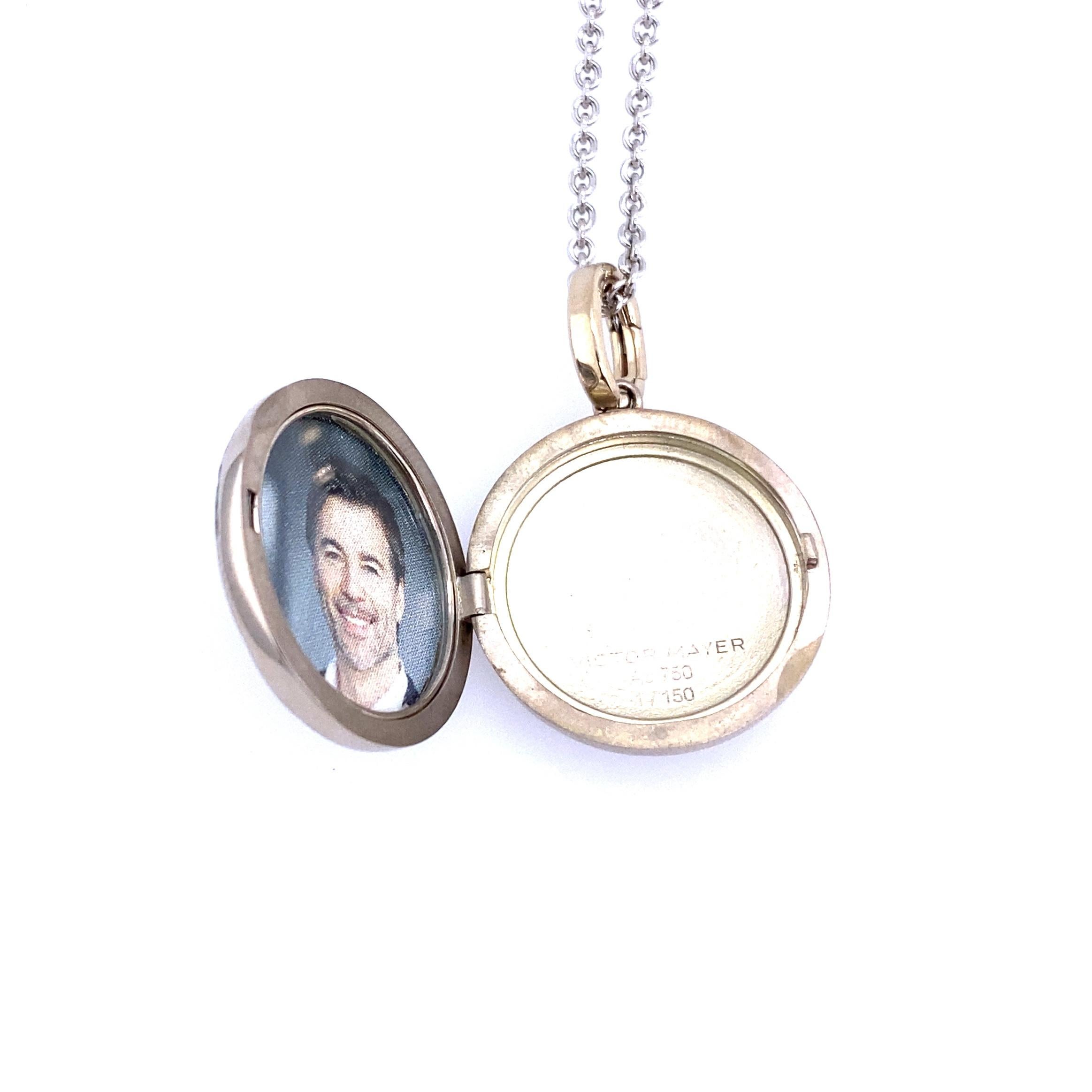 Contemporain Collier pendentif médaillon rond en or blanc 18 carats, 45 diamants 0,5 carat, diamètre 26,0 mm en vente