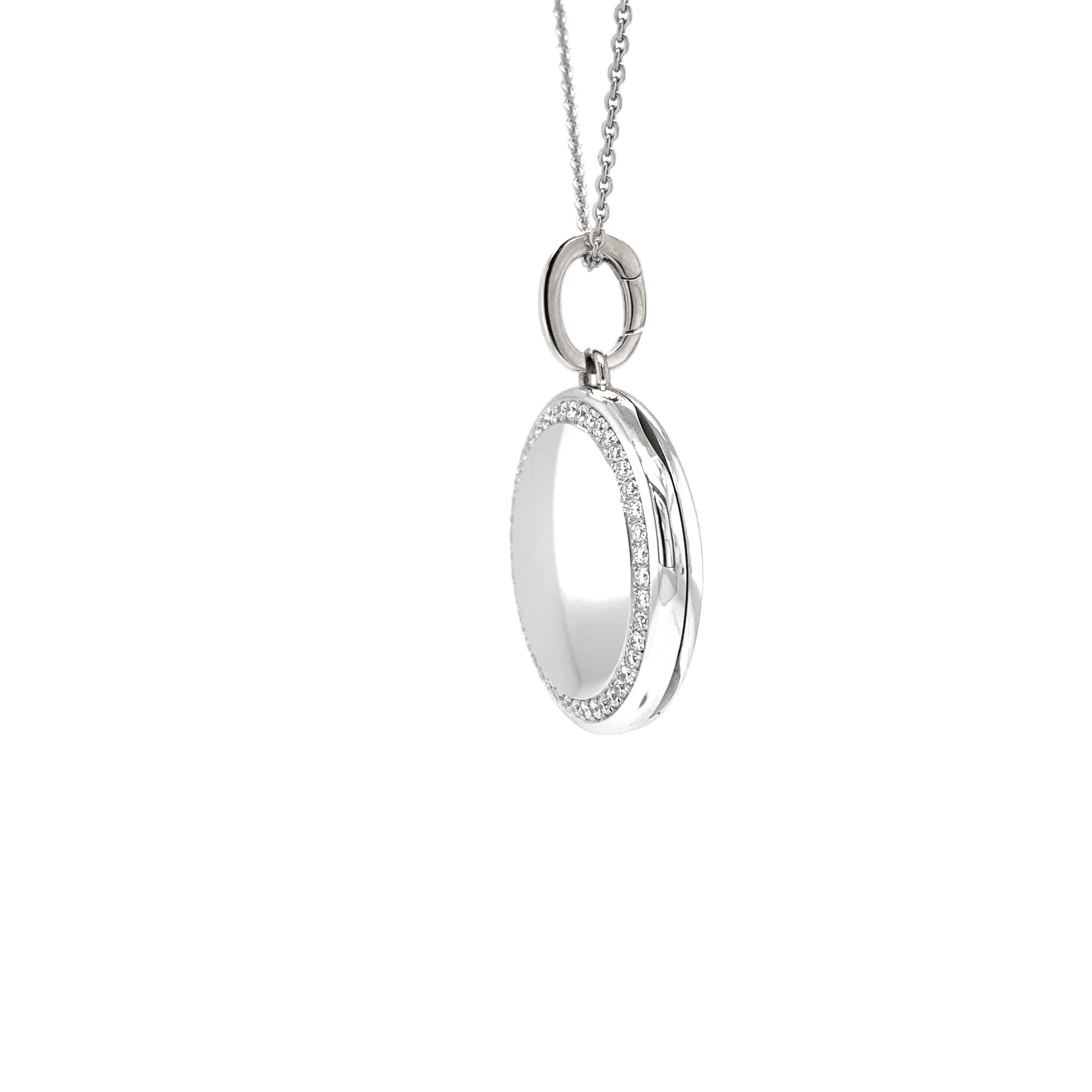 Collier pendentif médaillon rond en or blanc 18 carats, 45 diamants 0,5 carat, diamètre 26,0 mm Pour femmes en vente