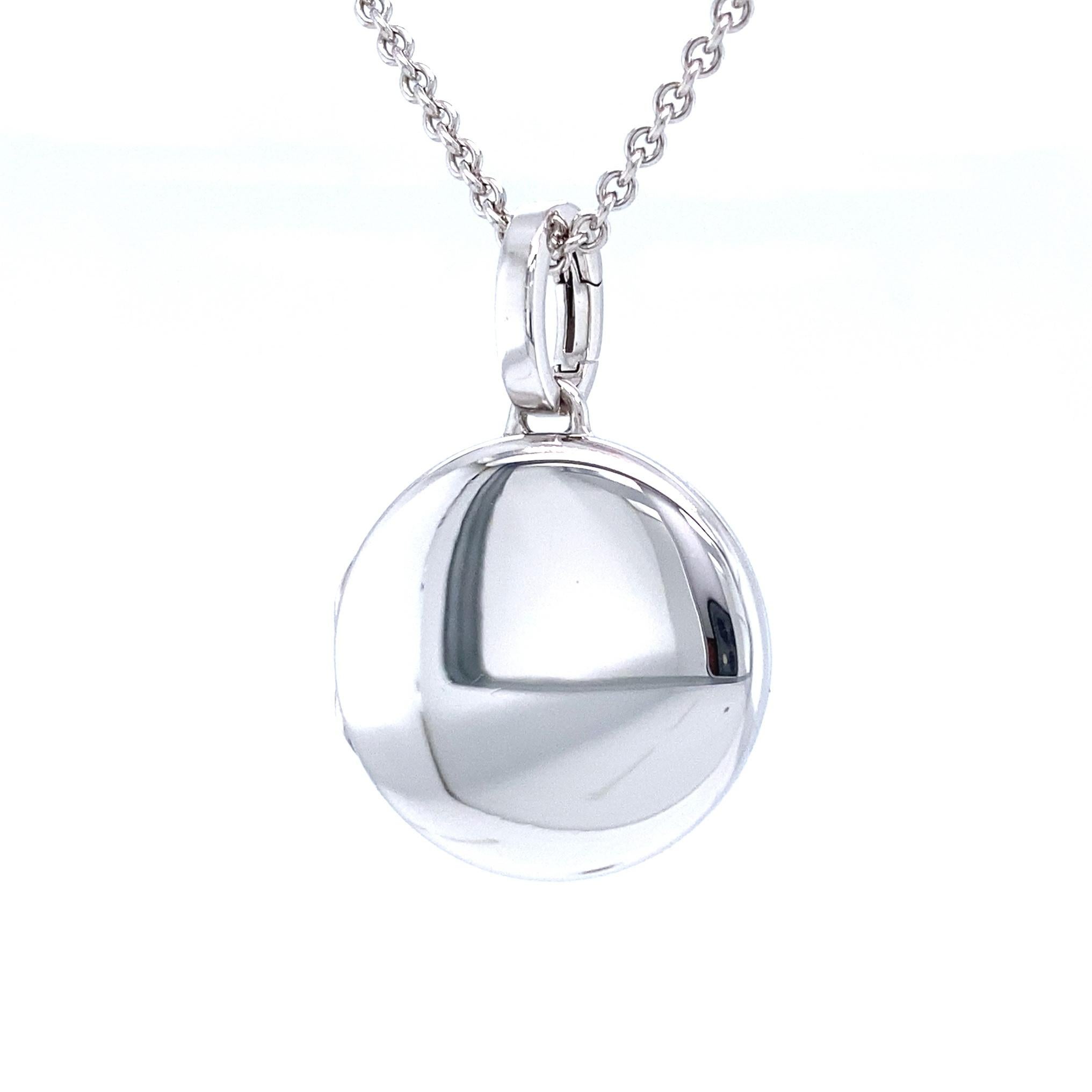 Victor Mayer round customizable polished locket pendant necklace, 18k white gold, Hallmark Collection, diameter app. 21.0 mm

About the creator Victor Mayer
Victor Mayer is internationally renowned for elegant timeless designs and unrivalled