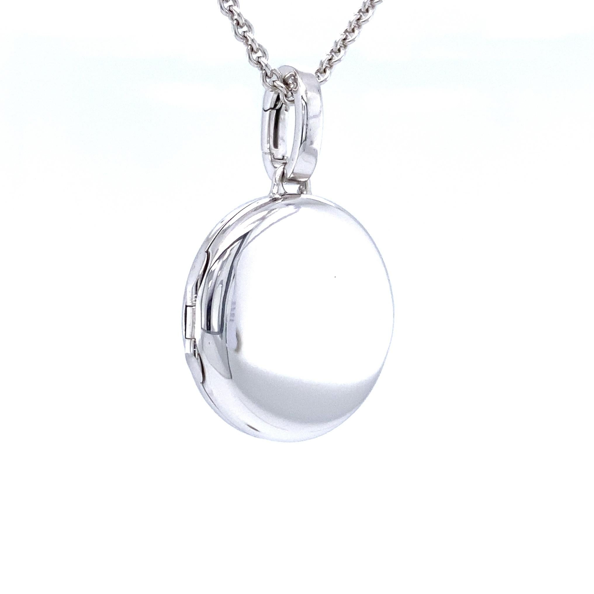 Women's Round Locket Pendant Necklace - 18k White Gold - Diameter 21.0 mm For Sale