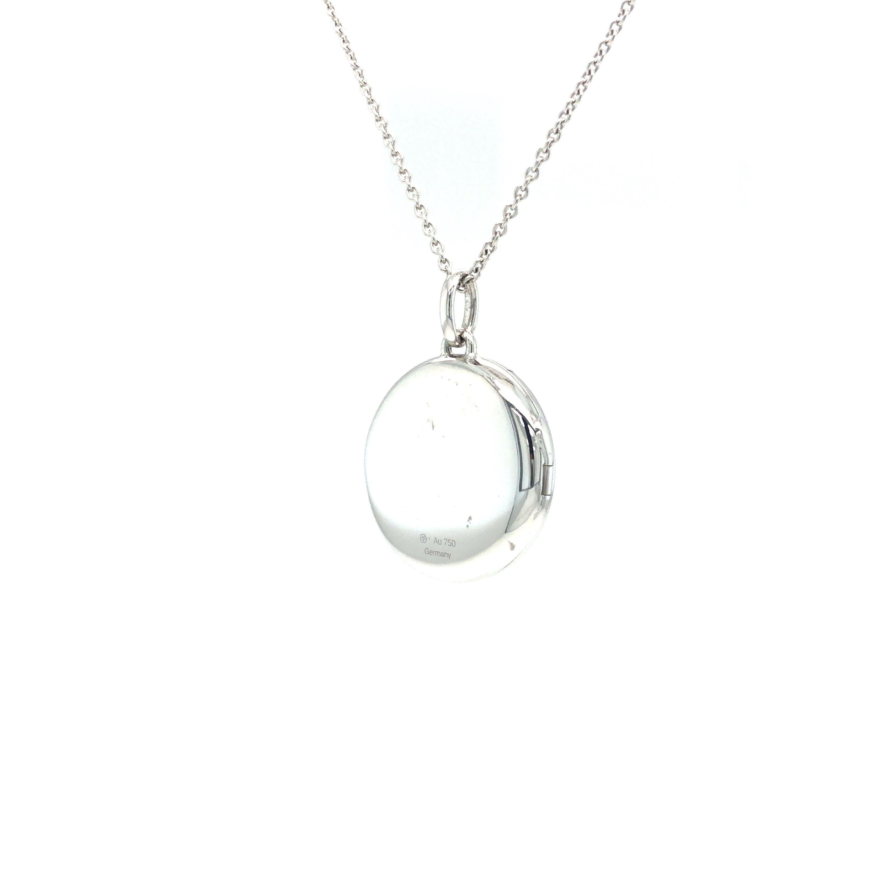 Collier pendentif médaillon rond en or blanc avec gravure en forme de feu d'émail bleu Pour femmes en vente