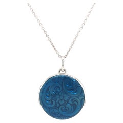 Collier pendentif médaillon rond en or blanc avec gravure en forme de feu d'émail bleu