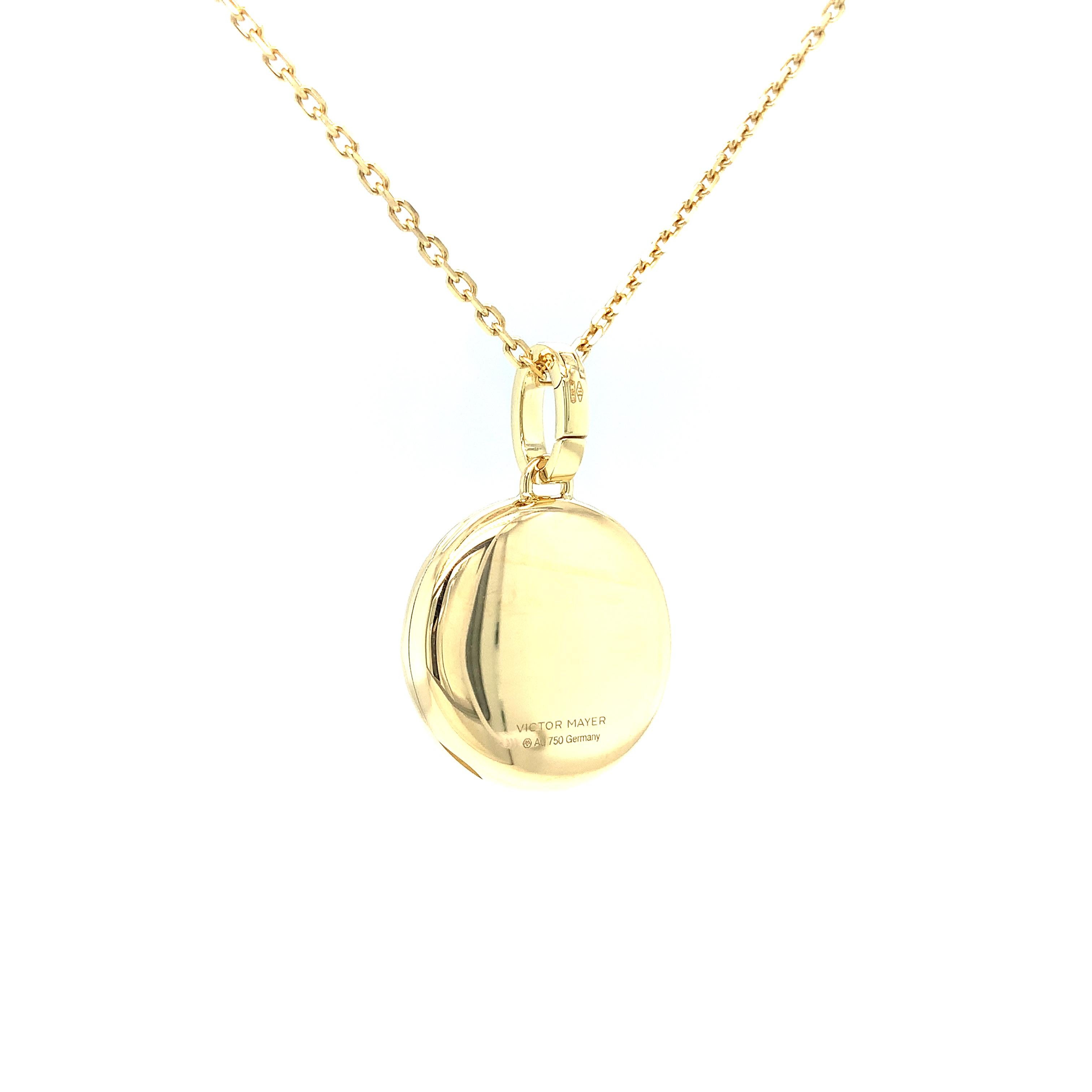 Collier pendentif médaillon rond en or jaune, émail rouge et gravure à volutes en vente 2