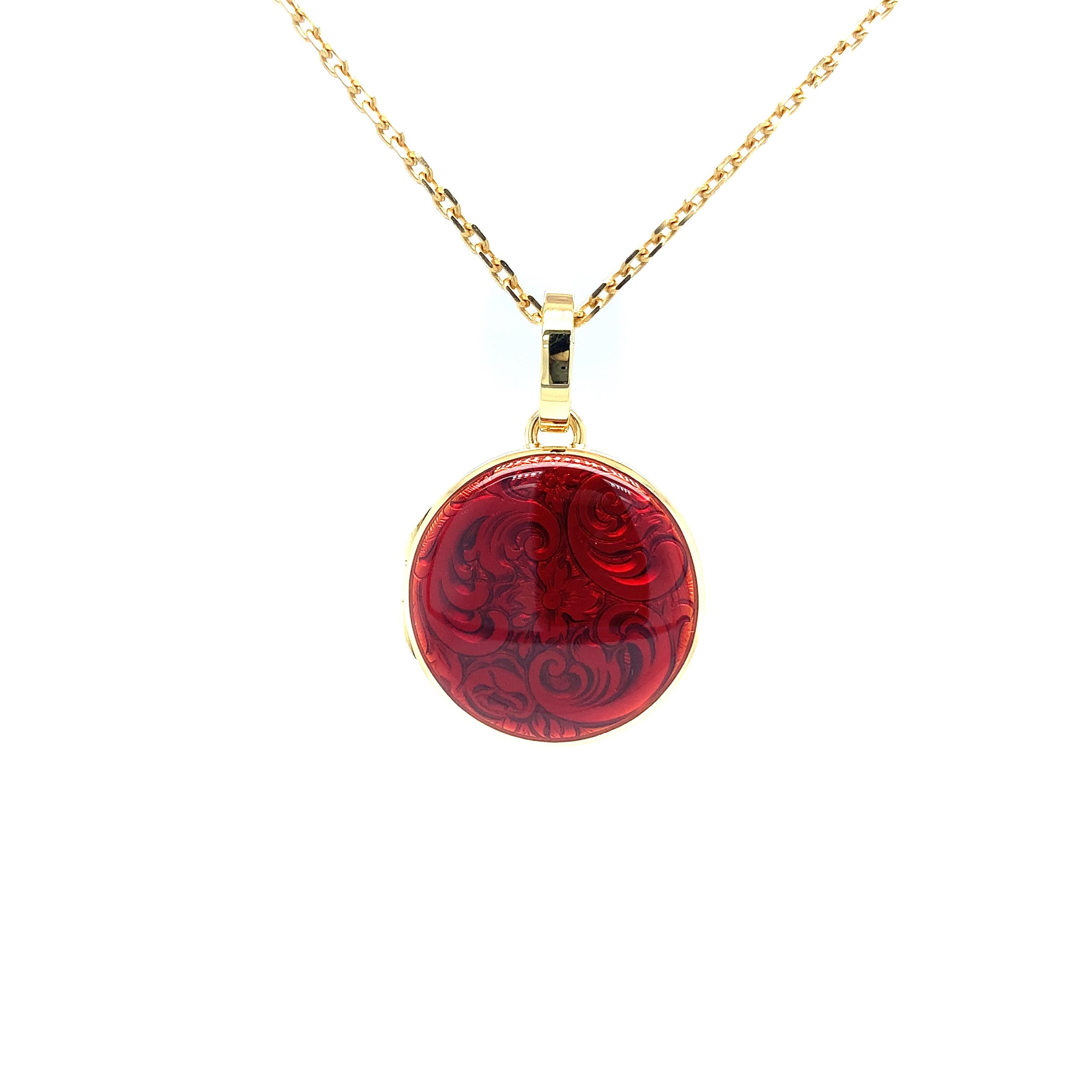 Pendentif médaillon rond en or jaune émail vitrifié rouge avec gravure sur parchemin, boucle mousqueton, chaîne en or jaune 42 cm

A propos du créateur Victor Mayer
Victor Mayer est internationalement reconnu pour ses designs élégants et intemporels