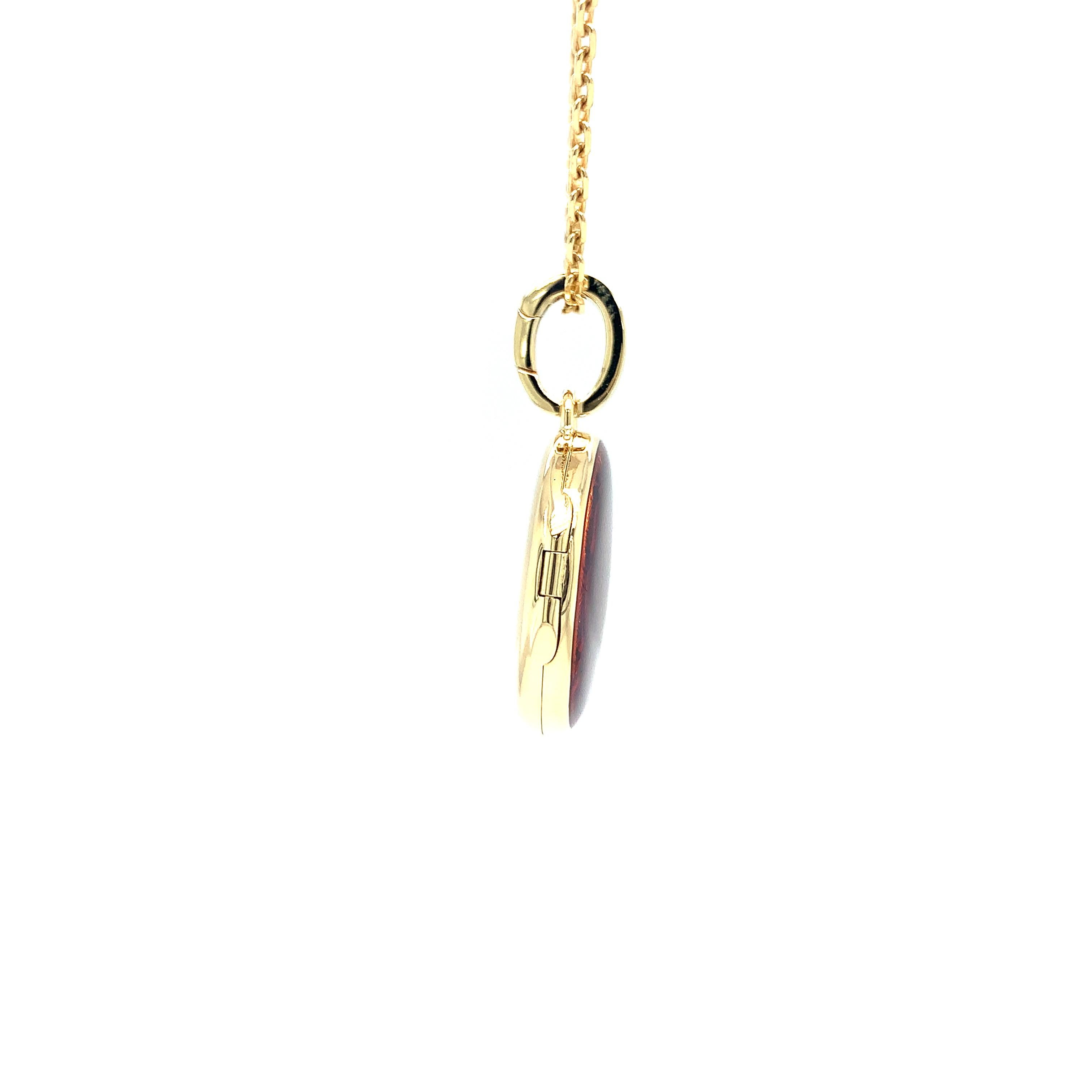 Pendentif médaillon rond en or jaune avec gravure d'un feu rouge sur volutes Neuf - En vente à Pforzheim, DE