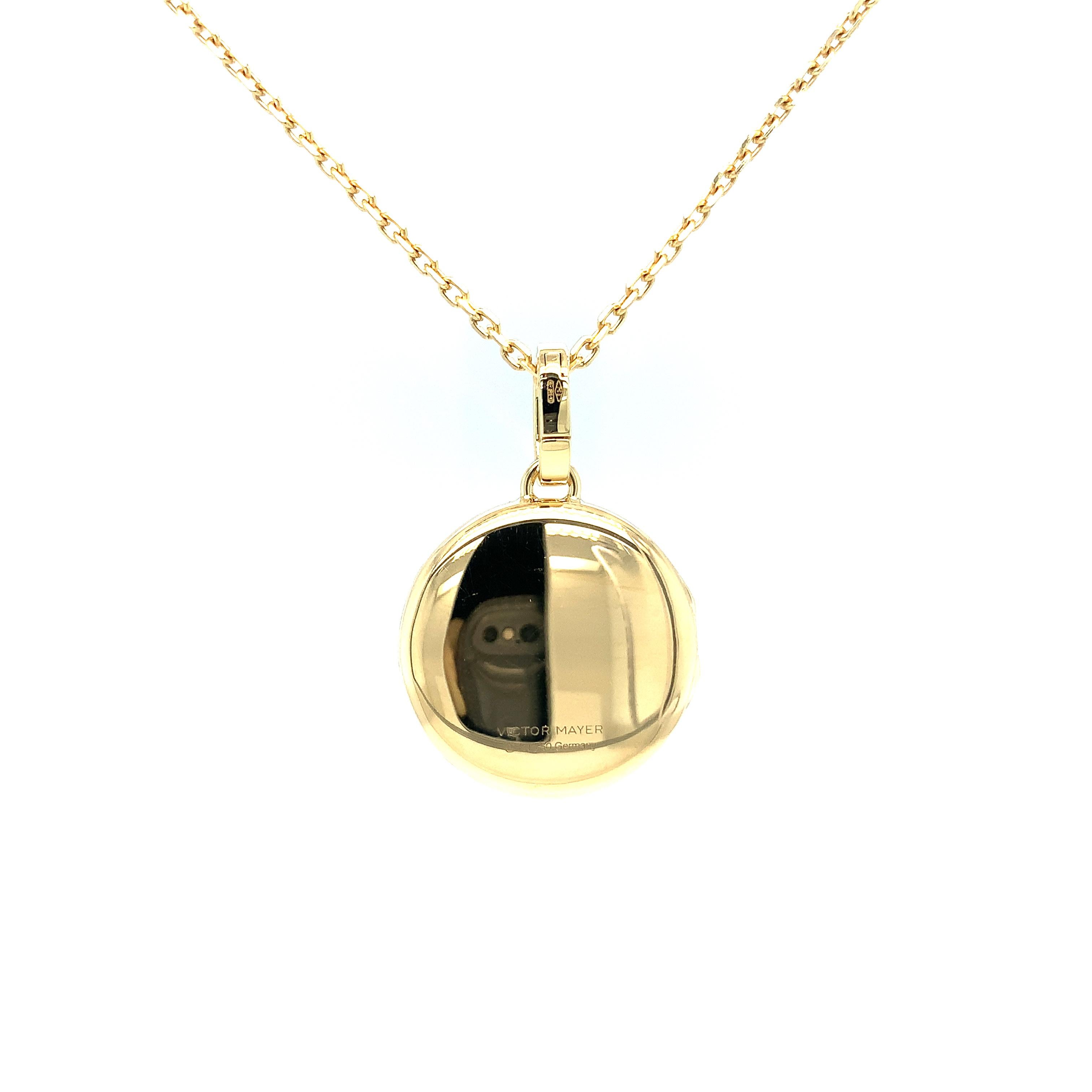 Pendentif médaillon rond en or jaune avec gravure d'un feu rouge sur volutes en vente 1