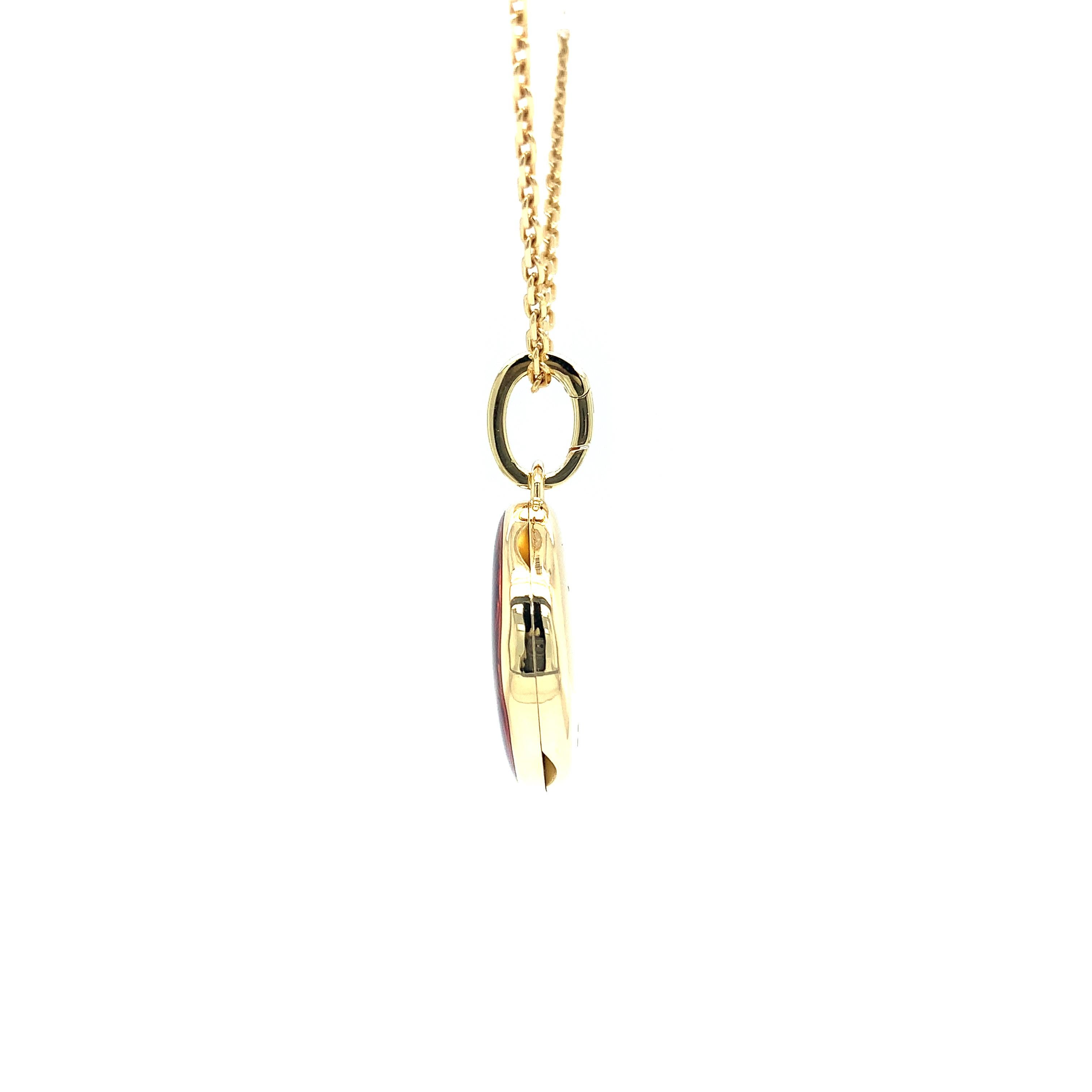 Pendentif médaillon rond en or jaune avec gravure d'un feu rouge sur volutes en vente 3
