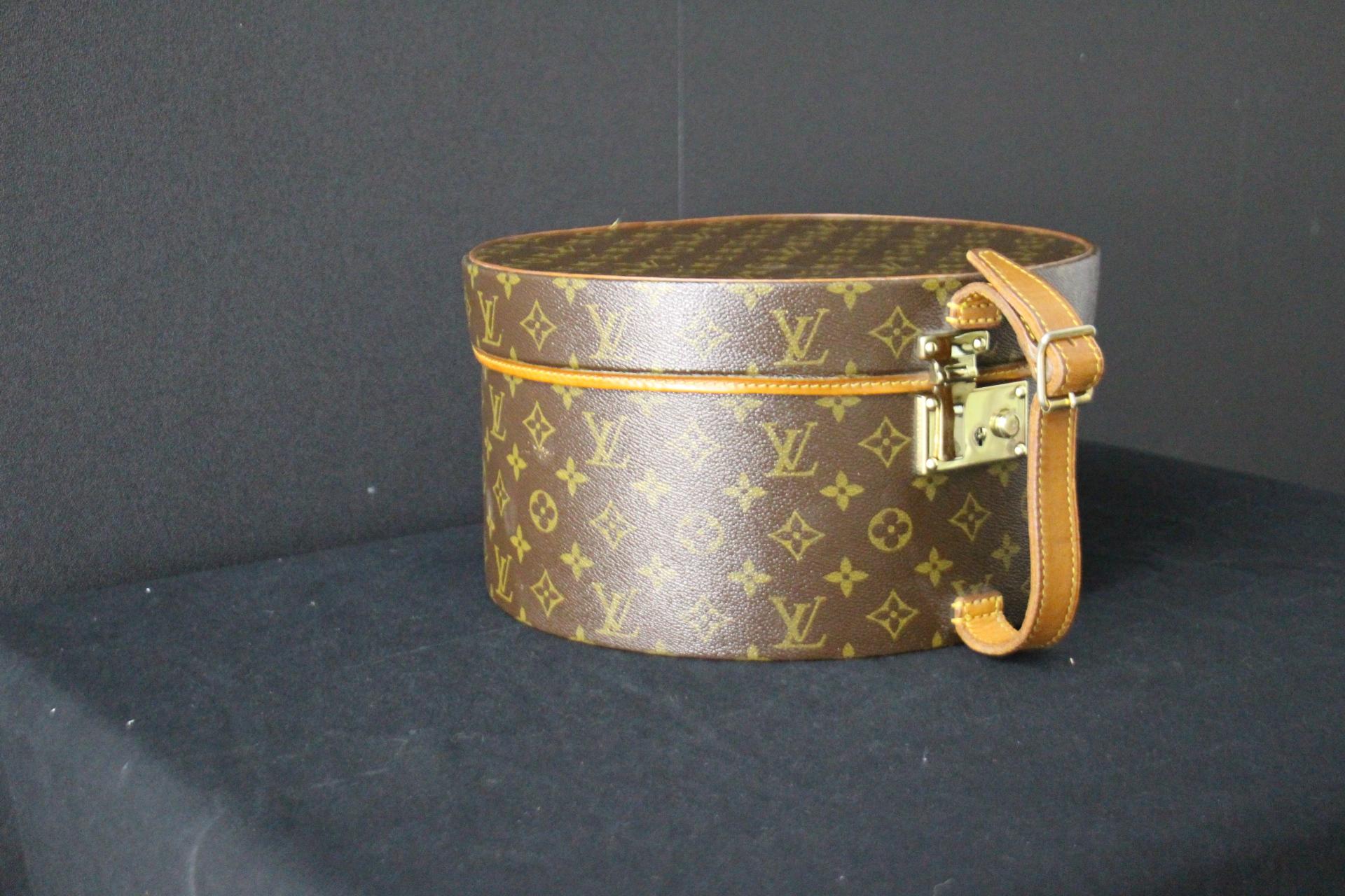 This gorgeous little  Louis Vuitton hat box features Monogram canvas and natural cowhide reinforcements on a wood structure . It is equiped with an adjustable leather strap . It has no initials. Its lock is solid brass.
It has its original beige