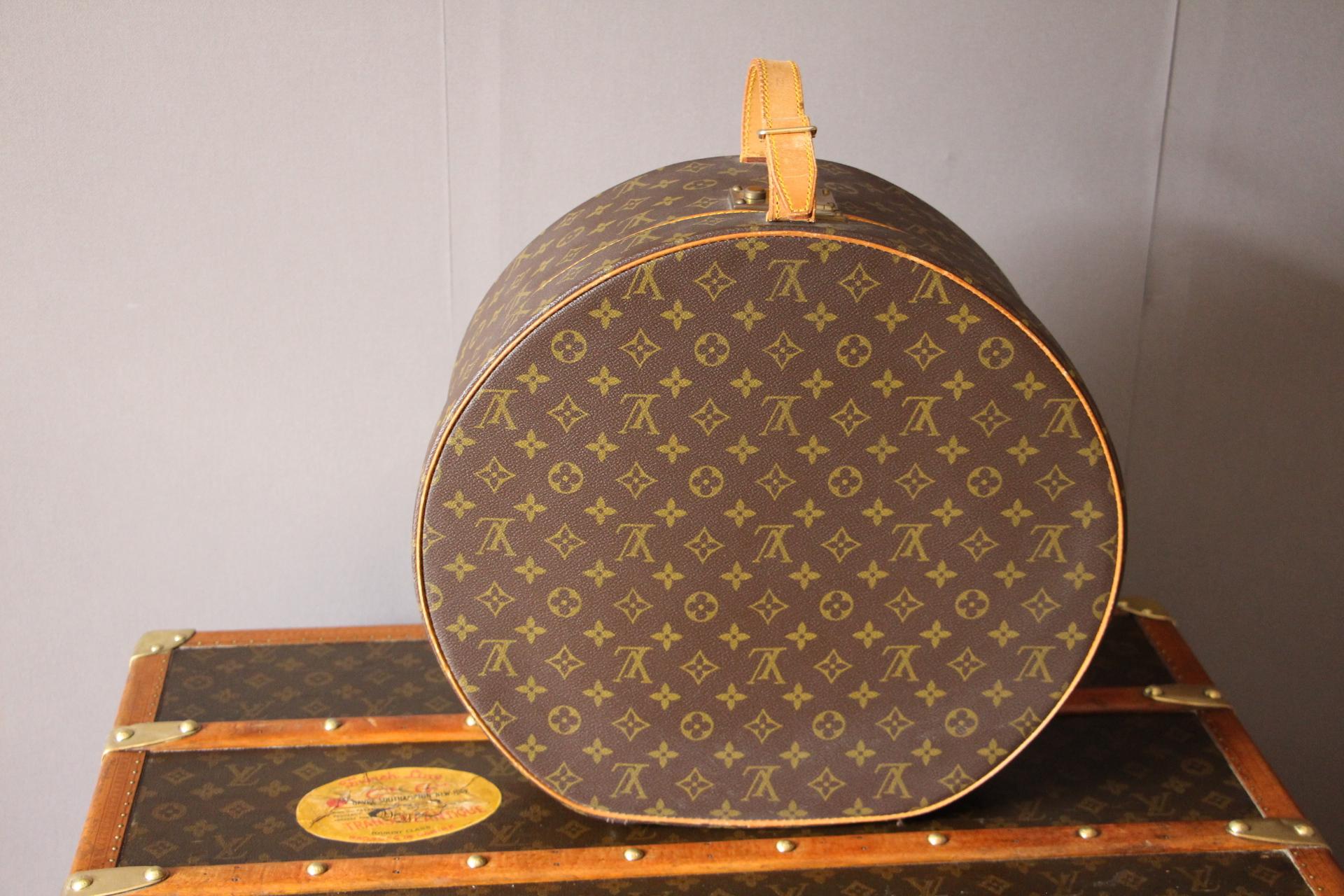 This gorgeous Louis Vuitton hat trunk features Monogram canvas and natural cowhide reinforcements on a wood structure .It is equipped with a removable leather ID holder,and its 2 key .Adjustable leather strap wearing N.M initials.
Original beige