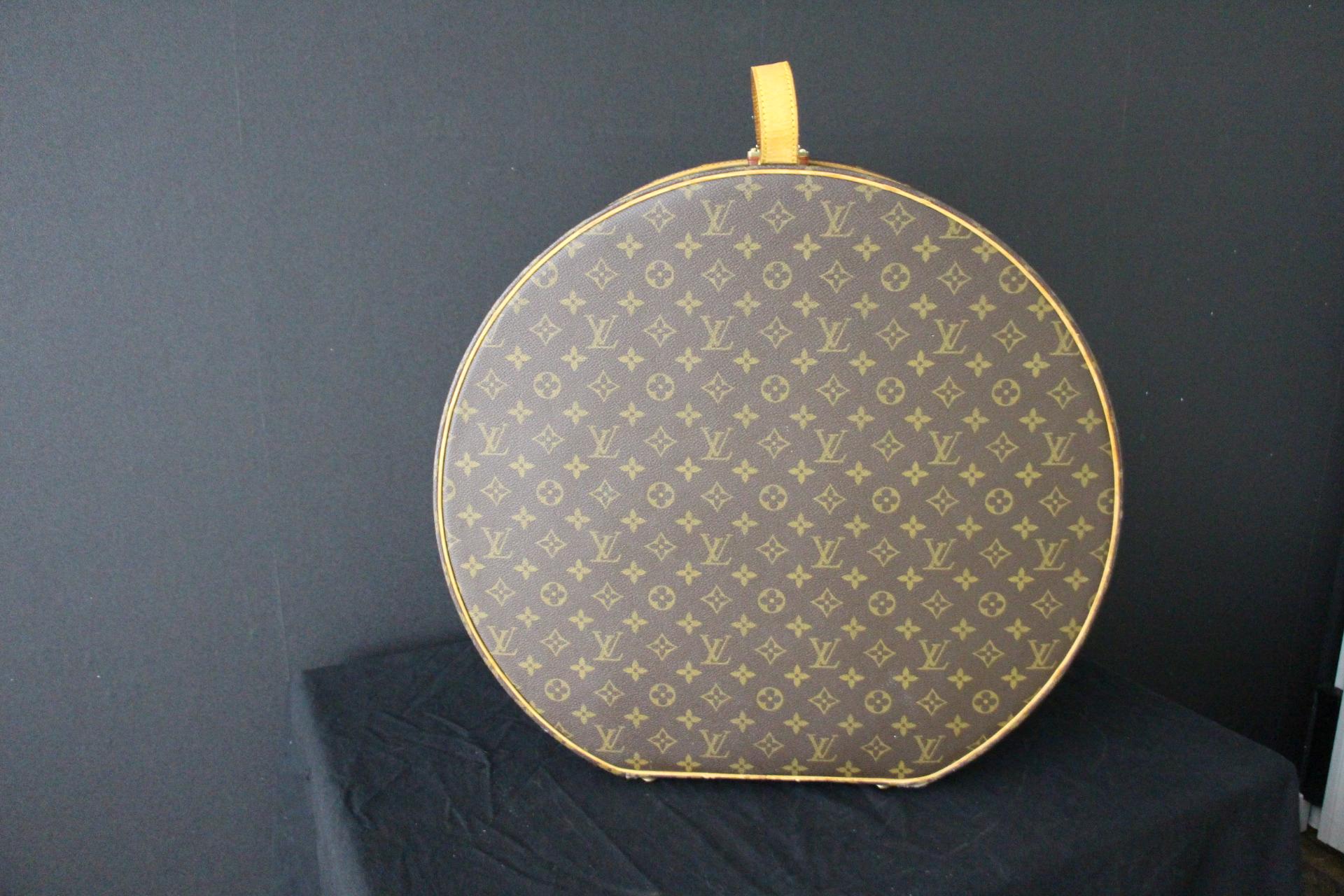 Round Louis Vuitton Hat Trunk 50, Louis Vuitton Hat Box, Louis Vuitton Bag In Good Condition For Sale In Saint-ouen, FR