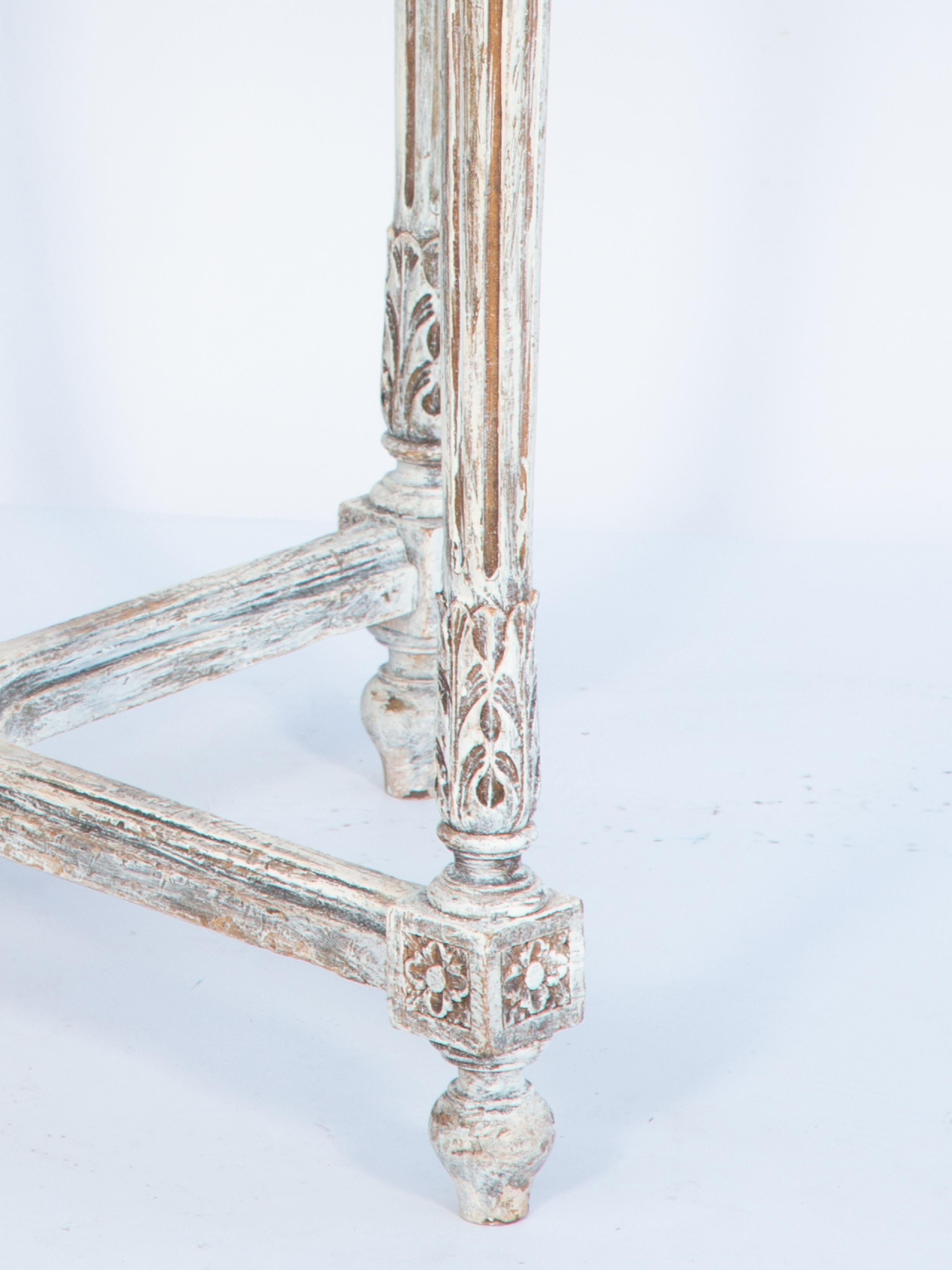 Round Louis XVI-style Painted Occasional Table with Mirrored Top In Good Condition For Sale In West Palm Beach, FL