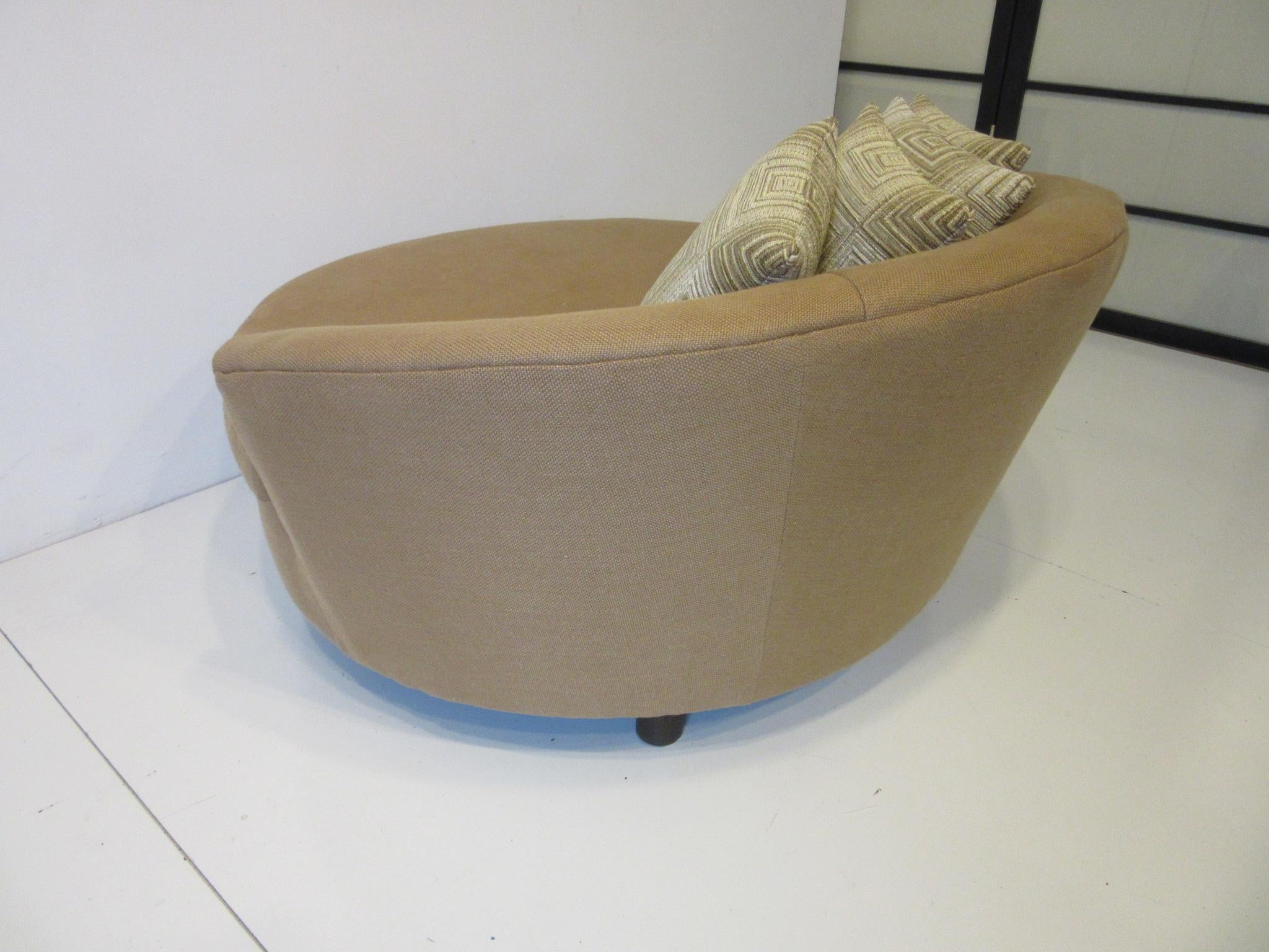 Round Lounger / Sofa Chair in the Style of Baughman / Pearsall In Good Condition In Cincinnati, OH