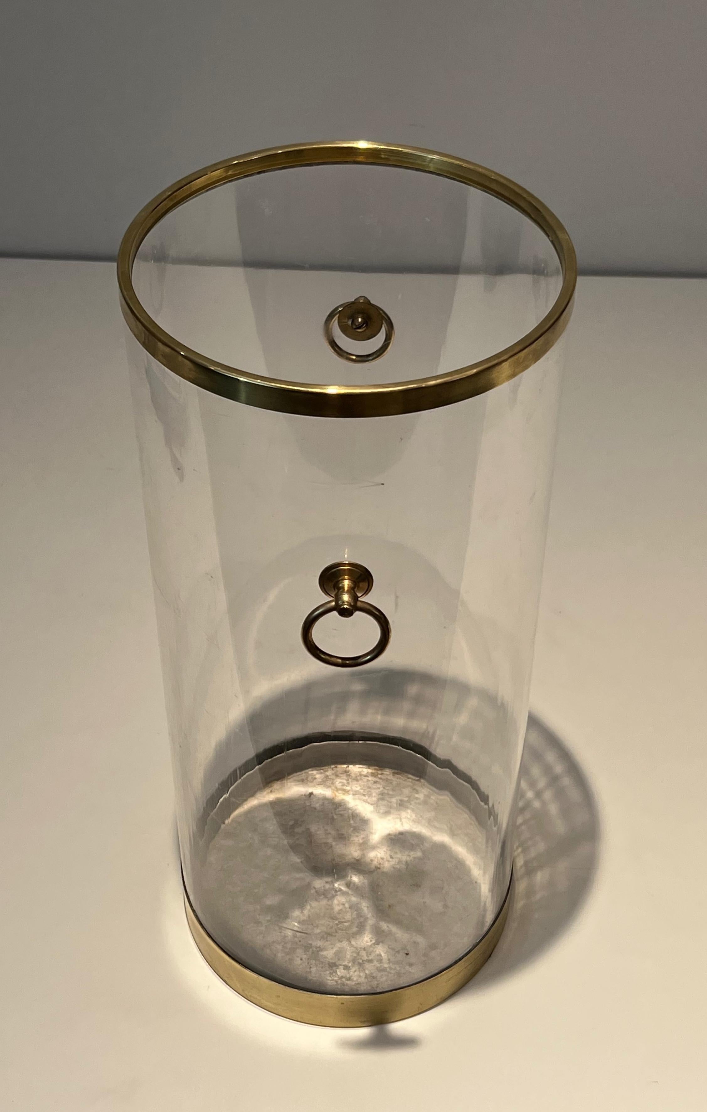 Stand parapluie rond en lucite et laiton. Travail français. Circa 1970 en vente 4