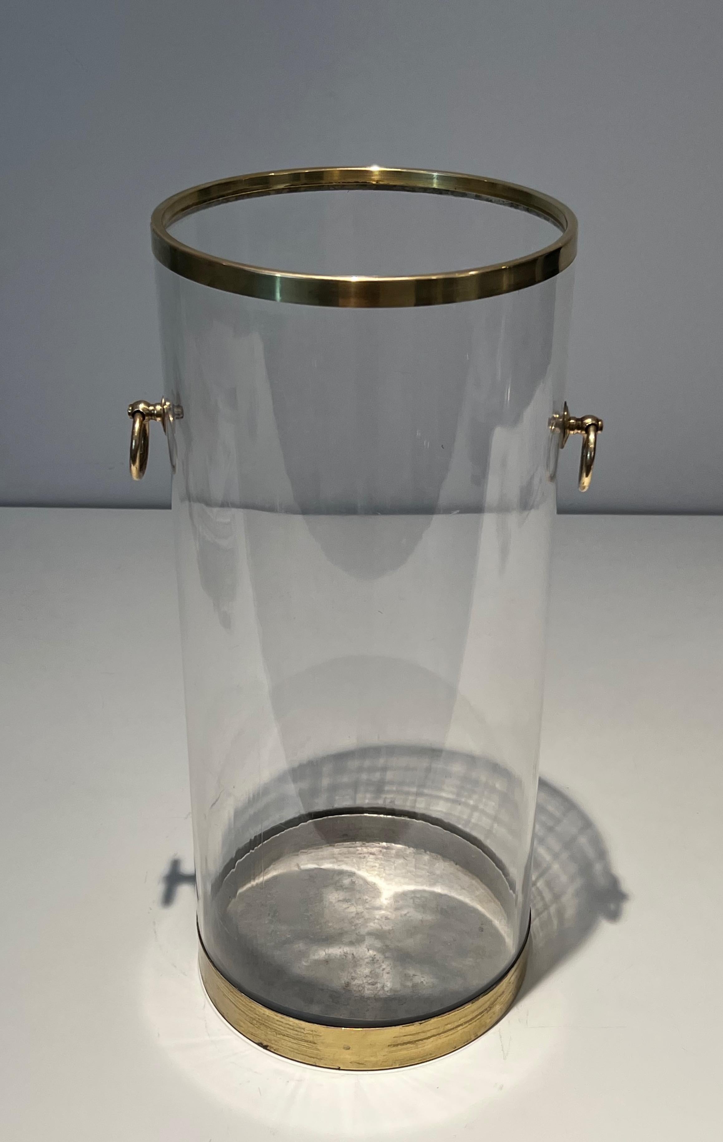 Stand parapluie rond en lucite et laiton. Travail français. Circa 1970 en vente 5