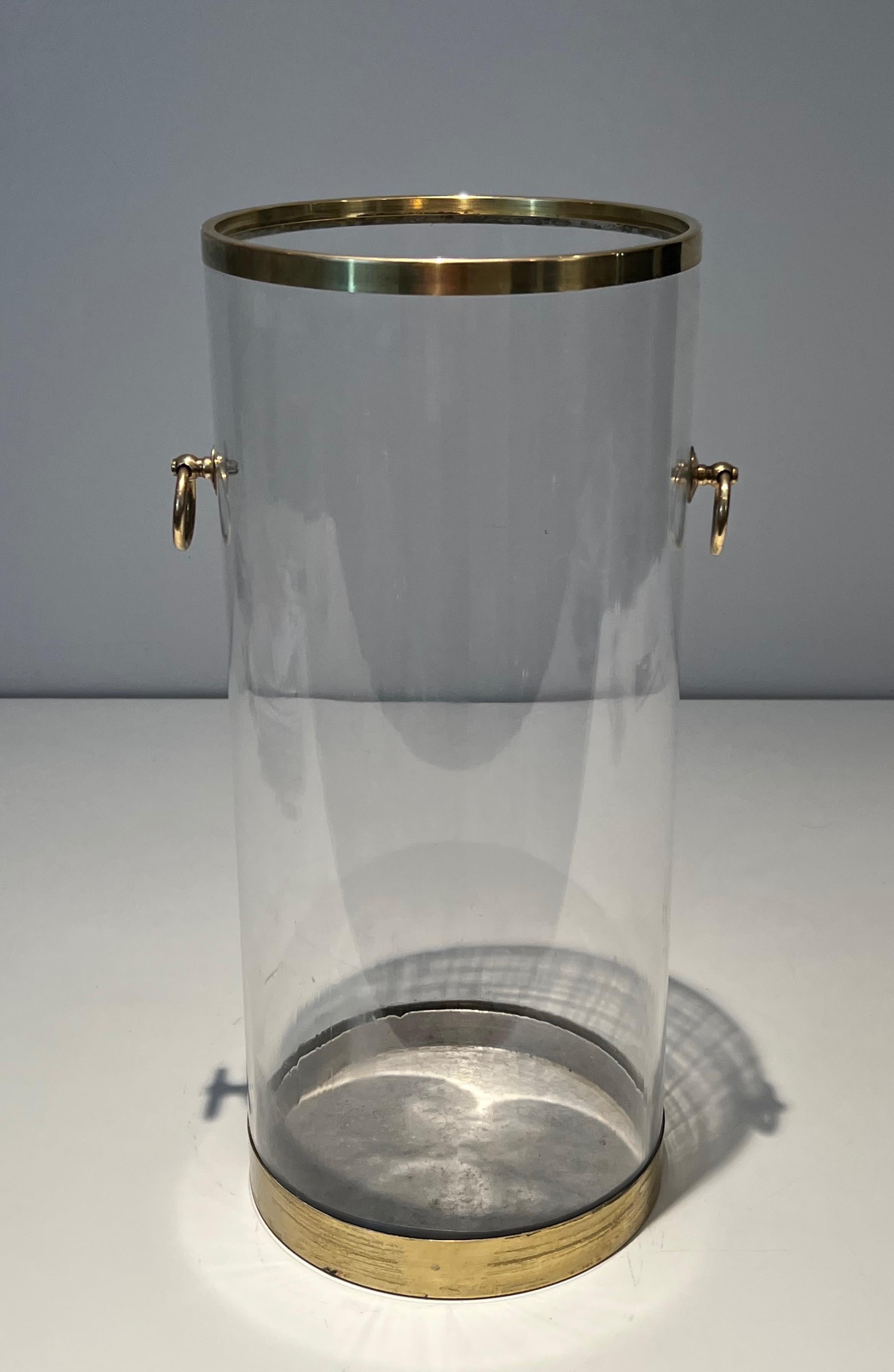 Stand parapluie rond en lucite et laiton. Travail français. Circa 1970 en vente 6