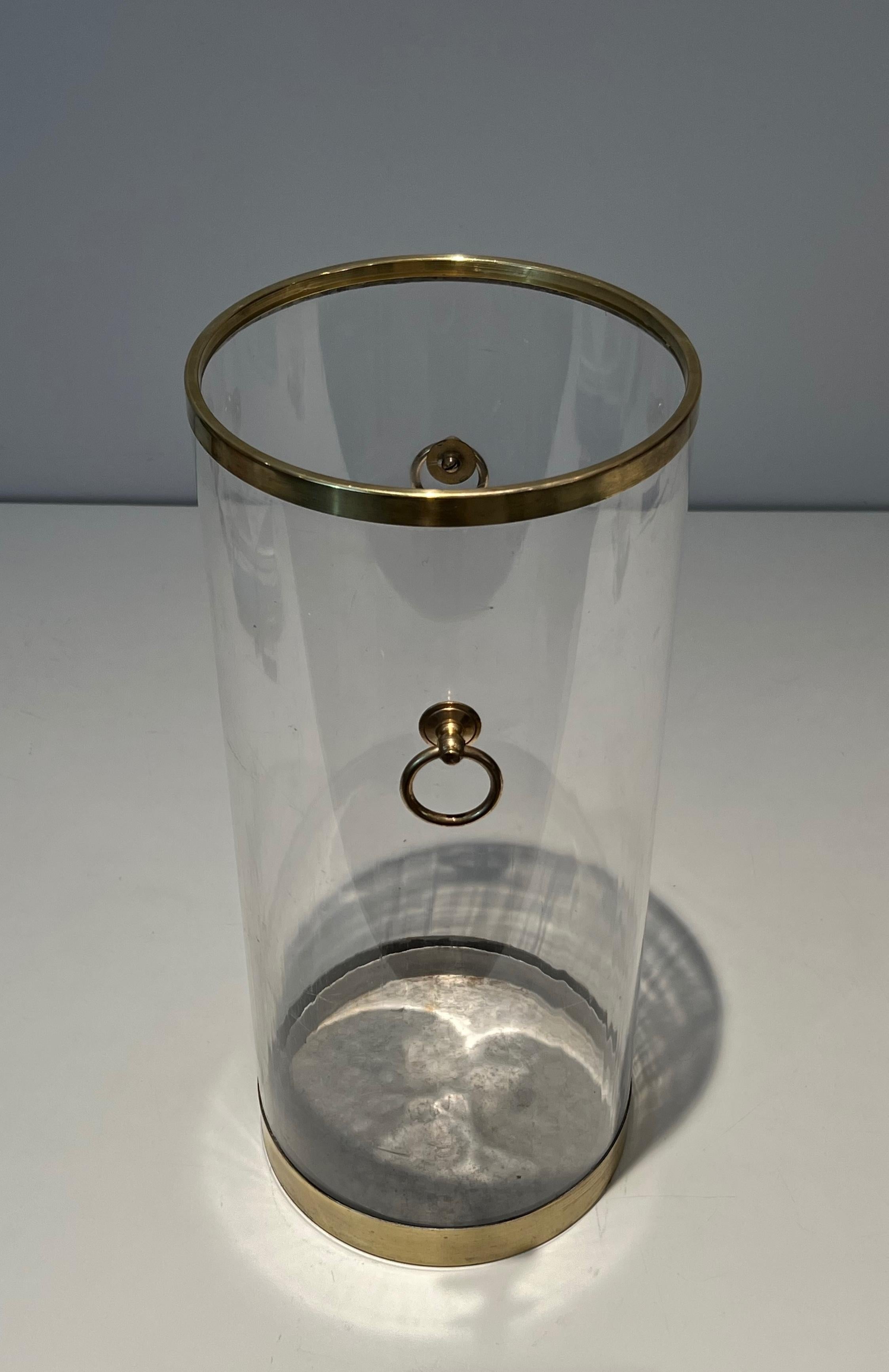 Stand parapluie rond en lucite et laiton. Travail français. Circa 1970 en vente 7